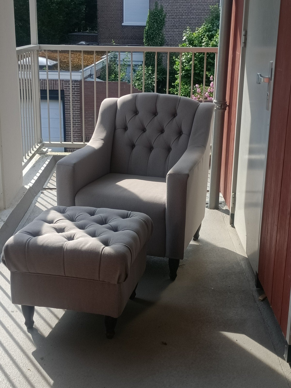 Grijze fauteuil met poef - Zo goed als nieuw, Huis en Inrichting, Fauteuils, Ophalen, 75 tot 100 cm, Zo goed als nieuw, Stof