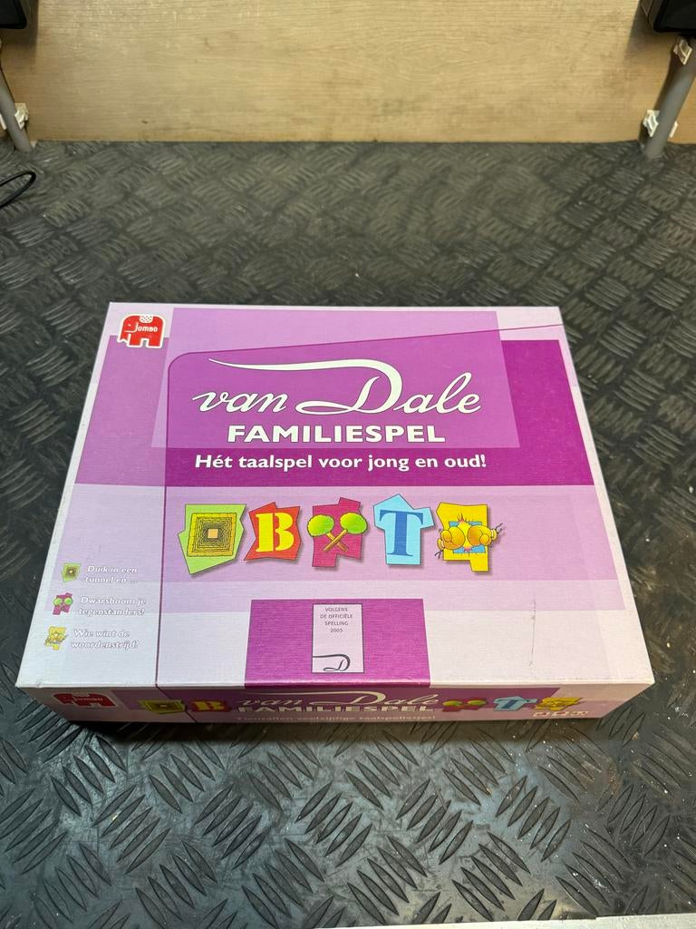 Van Dale Familiespel - Hét taalspel voor jong en oud!, Hobby en Vrije tijd, Gezelschapsspellen | Bordspellen, Drie of vier spelers