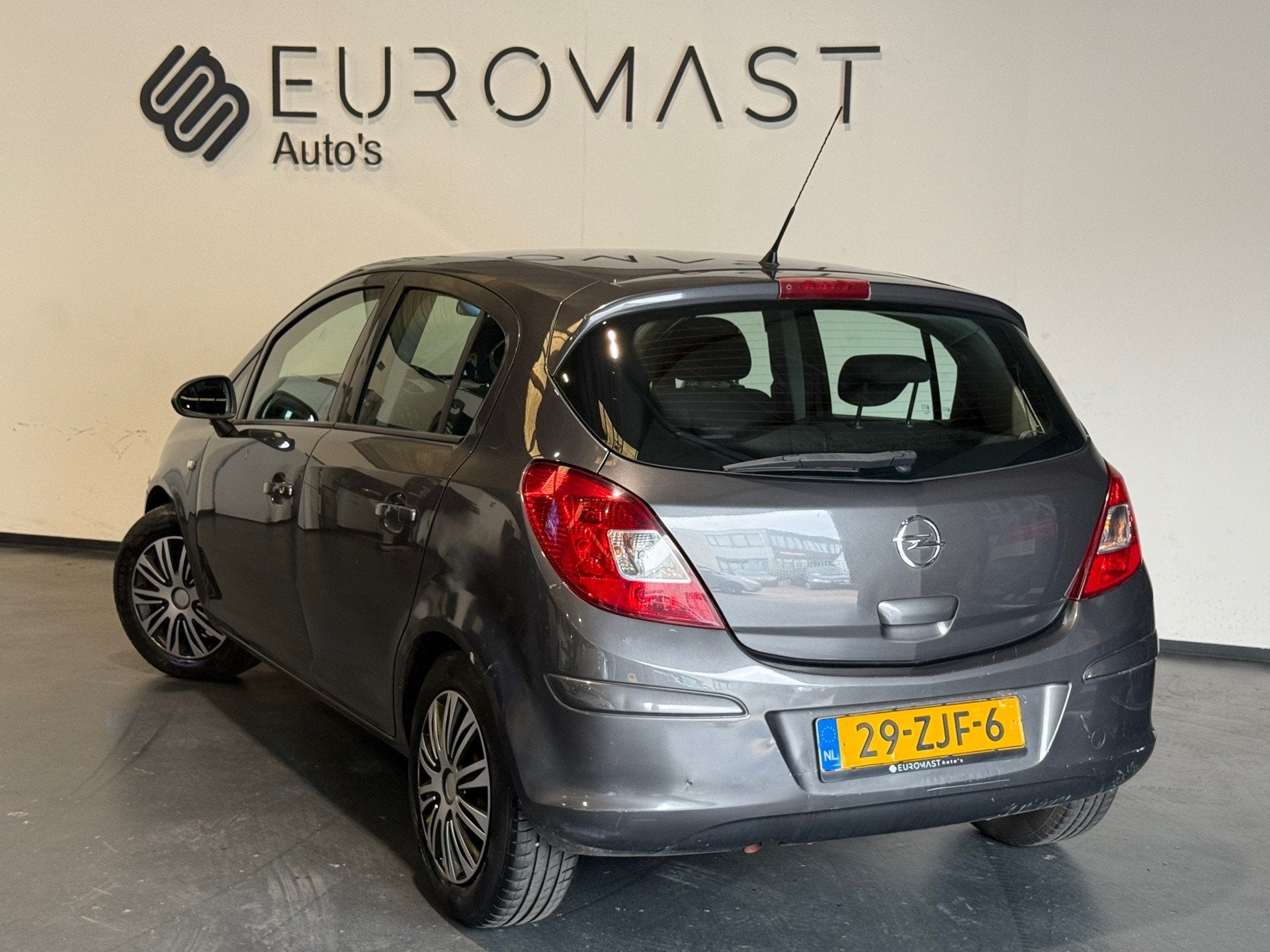 Foto 3 van Opel Corsa 1.2-16V Cosmo Airco 5d Nieuwe Apk