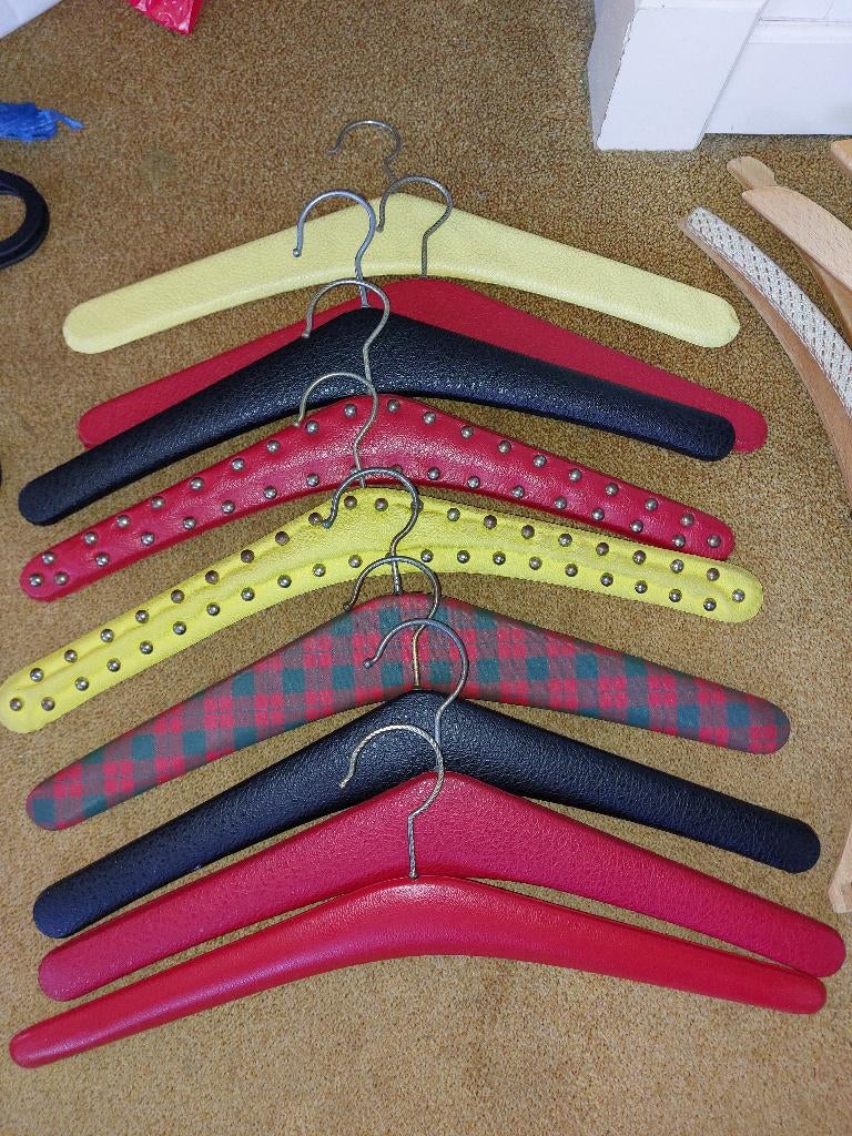 Retro kledinghangers met kunstleer, Ophalen of Verzenden, Zo goed als nieuw, Kunststof, Volwassenen