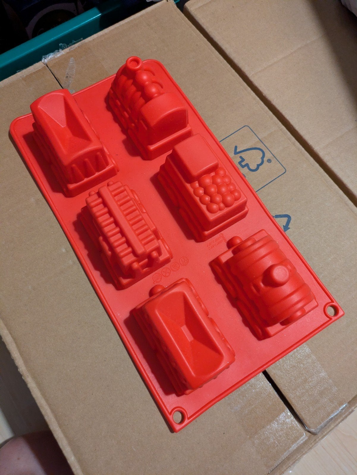Siliconen bakvorm voor treinen en wagons - 29 x 15,5 cm, Ophalen of Verzenden, Nieuw, Overige materialen, Rood