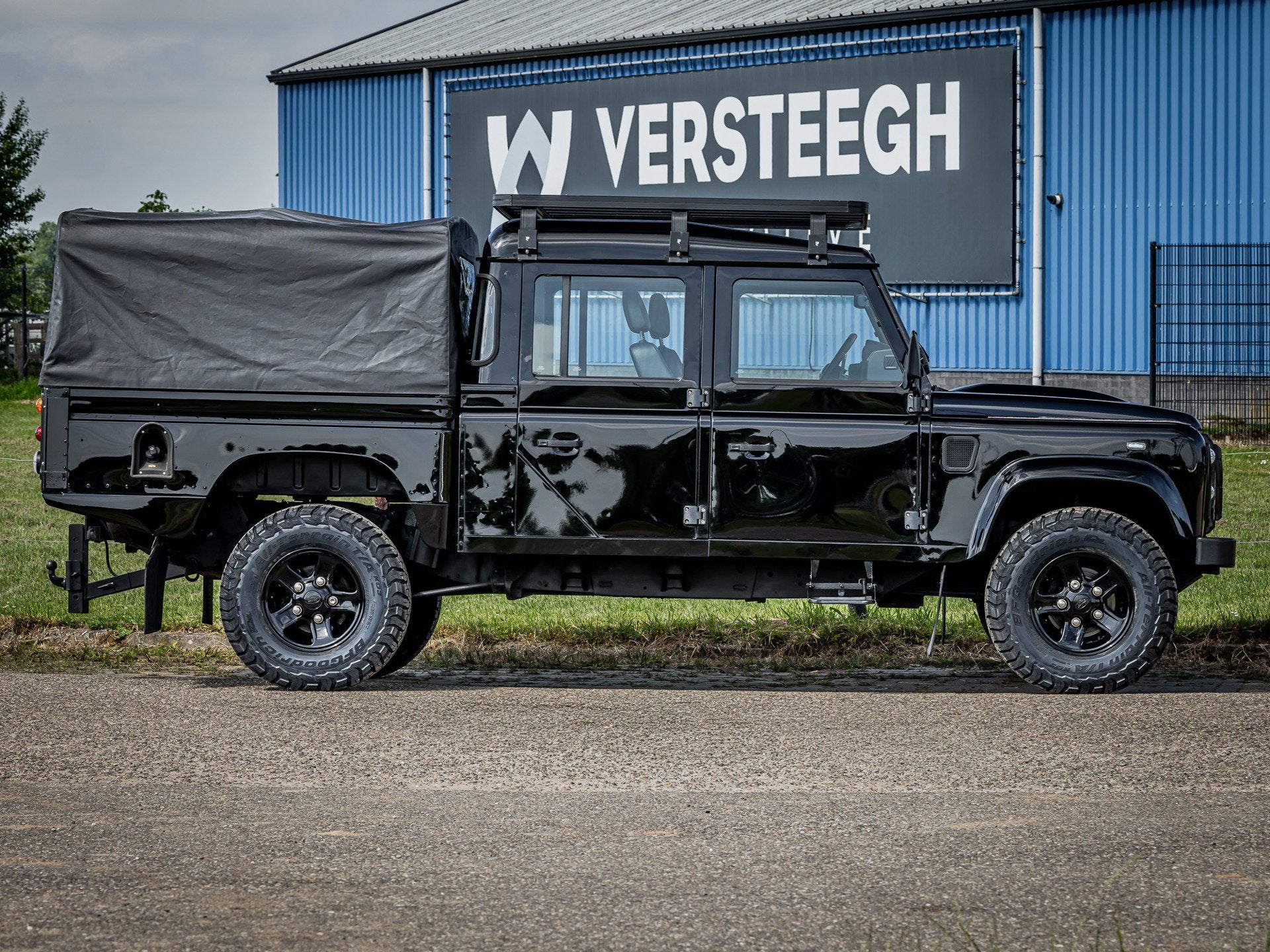 Land Rover Defender 2.4 TD 130" S Crew Cab Blacked Out |Airc, Auto's, Land Rover, Stof, Gebruikt, Zwart, 4 cilinders