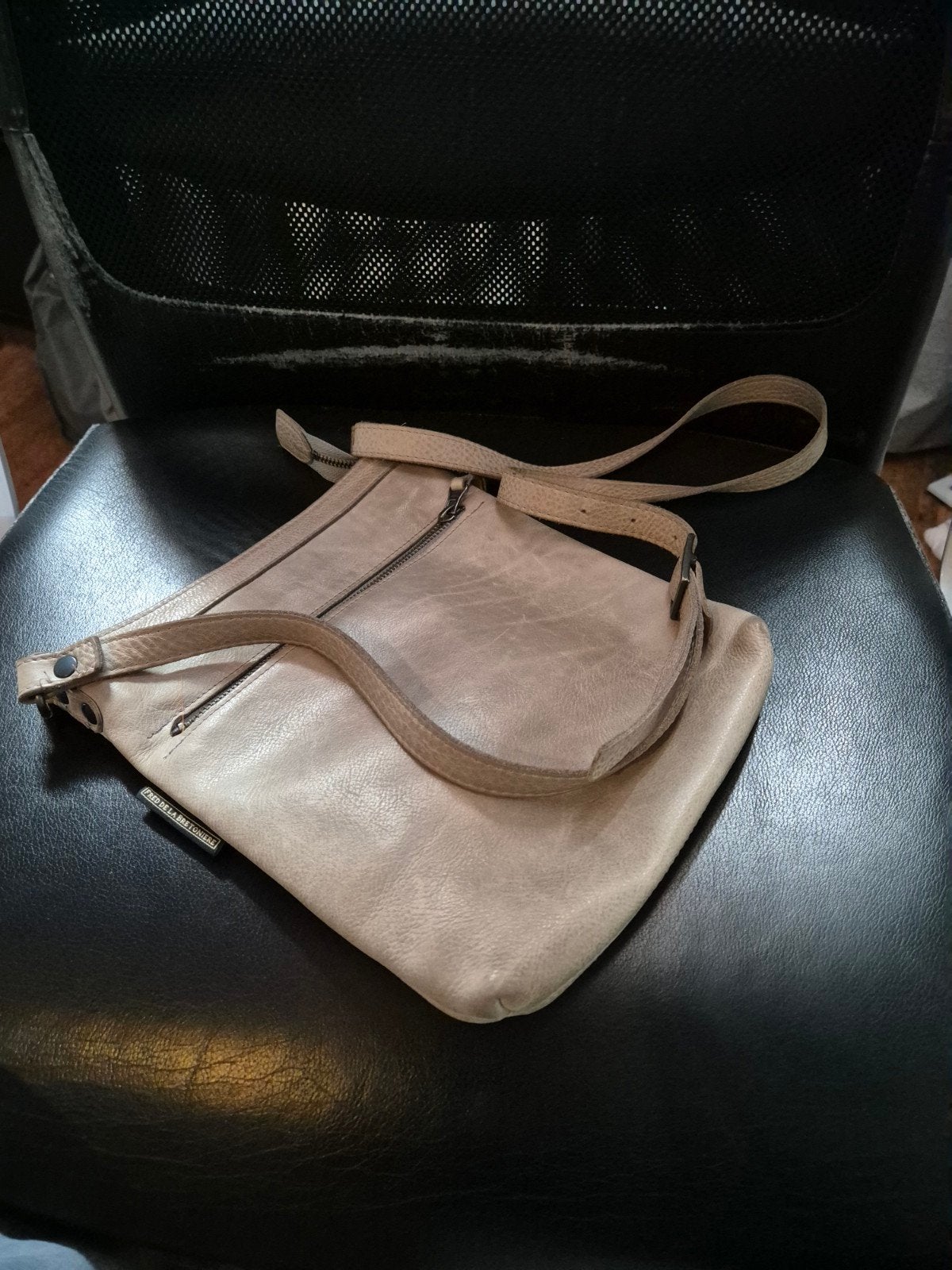 Stijlvolle beige schoudertas van Fred de la  Bretoniere van, Sieraden, Tassen en Uiterlijk, Ophalen of Verzenden, Gebruikt, Beige