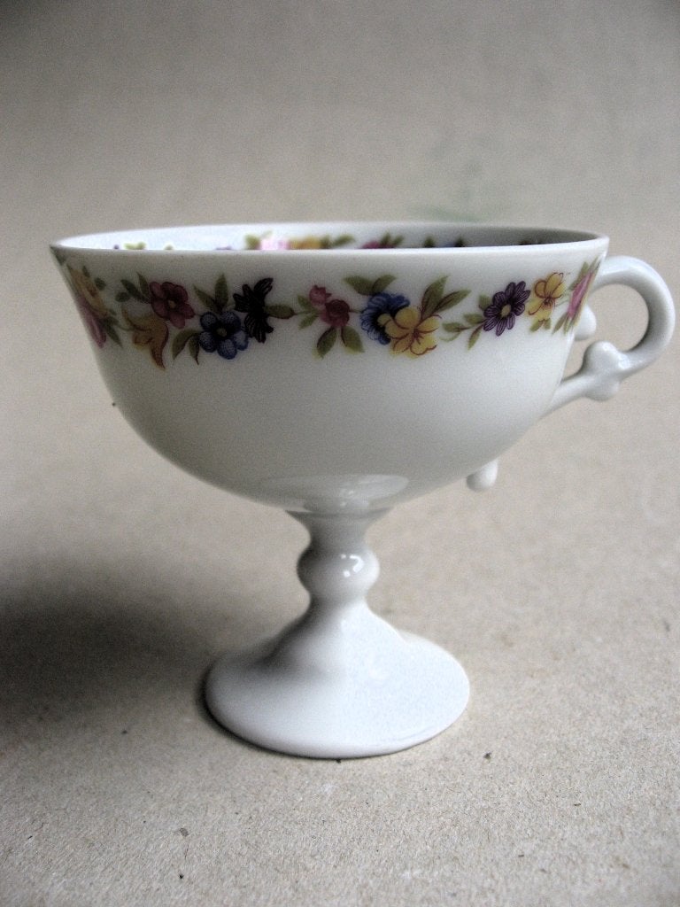 Sierlijk Limoges kopje op voet, Porcelaine d'Art, Ophalen of Verzenden