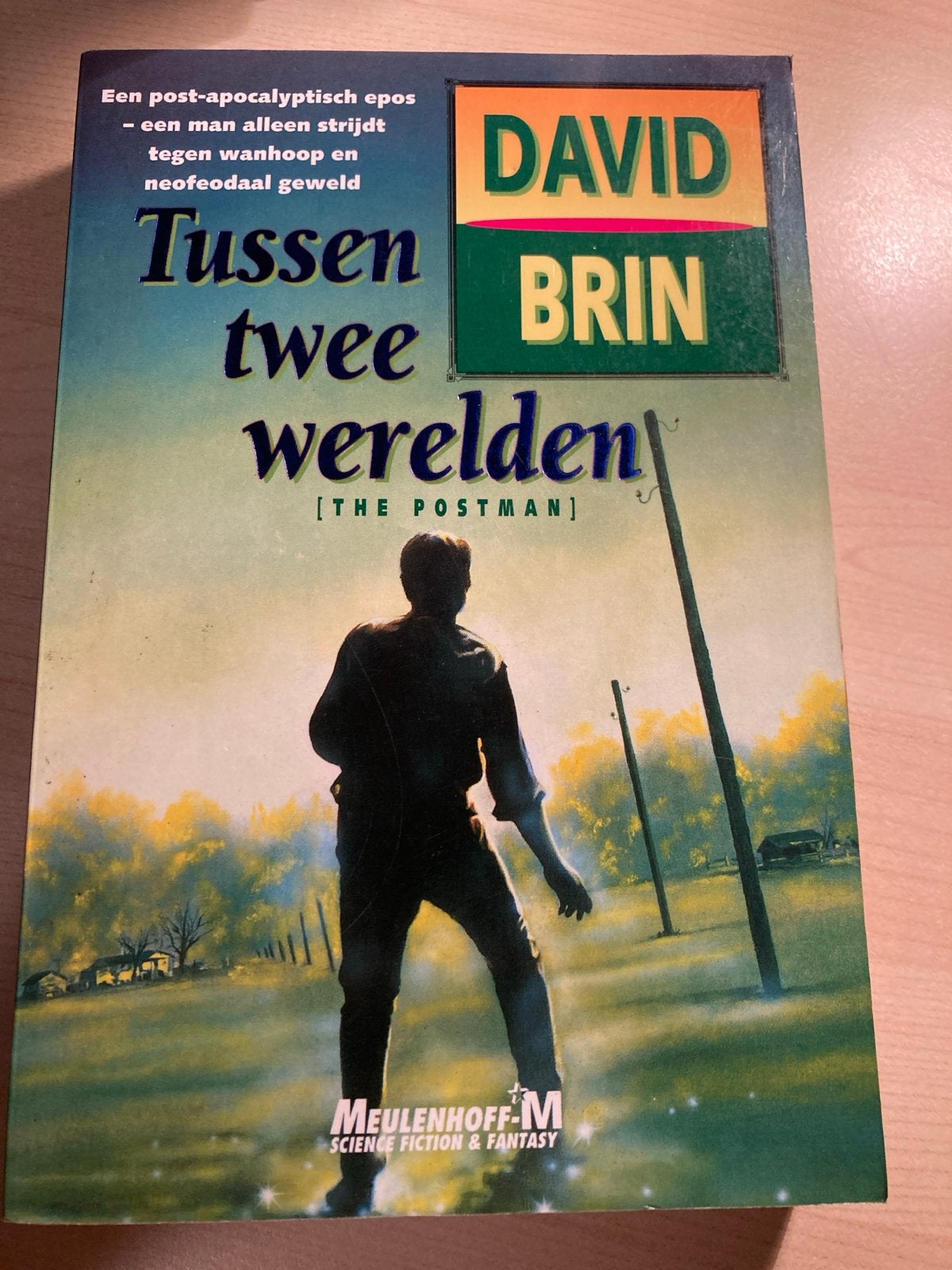 Tussen Twee Werelden - David Brin (The Postman), Ophalen of Verzenden, Gelezen