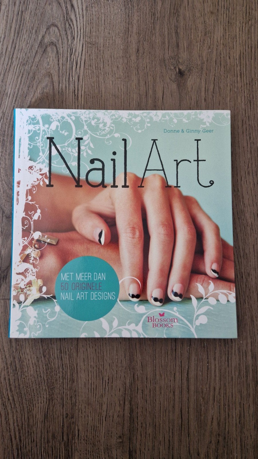 Nail Art Inspiratie Boek - 60 Originele Designs, Boeken, Ophalen of Verzenden, Zo goed als nieuw, Overige onderwerpen, Geschikt voor kinderen