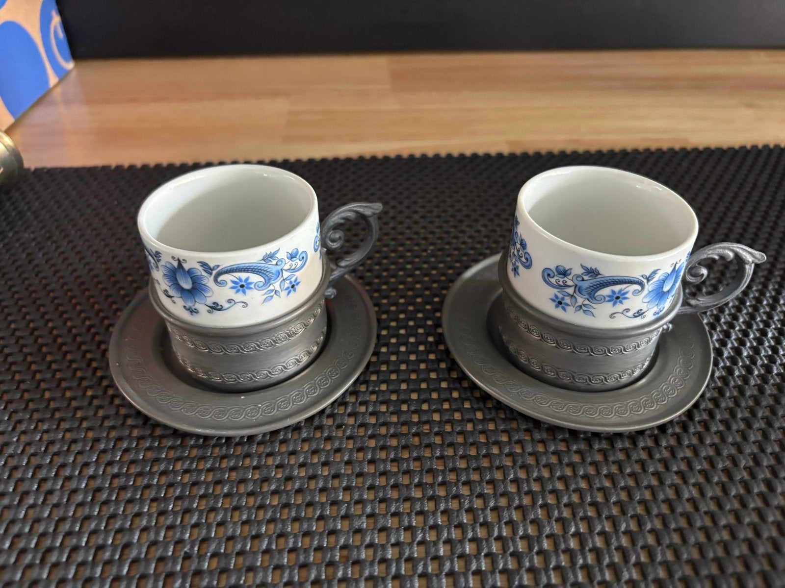 Set van 2 porseleinen kopjes met tinnen houders, Antiek en Kunst, Ophalen of Verzenden