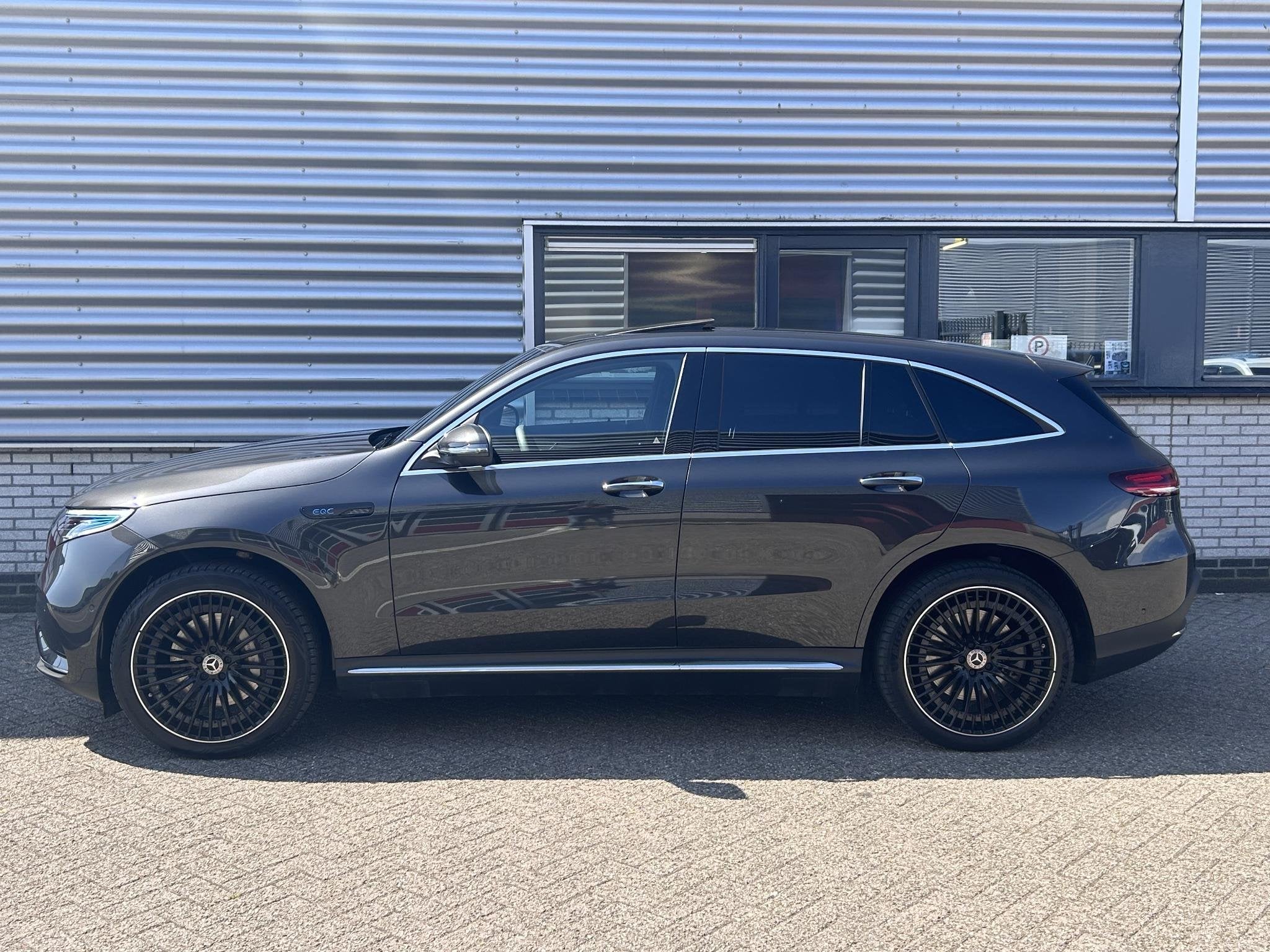 Mercedes-Benz EQC 400 4MATIC AMG Line 80 kWh Premium Plus |, Auto's, Automaat, Zwart, 80 kWh, Leder en Stof