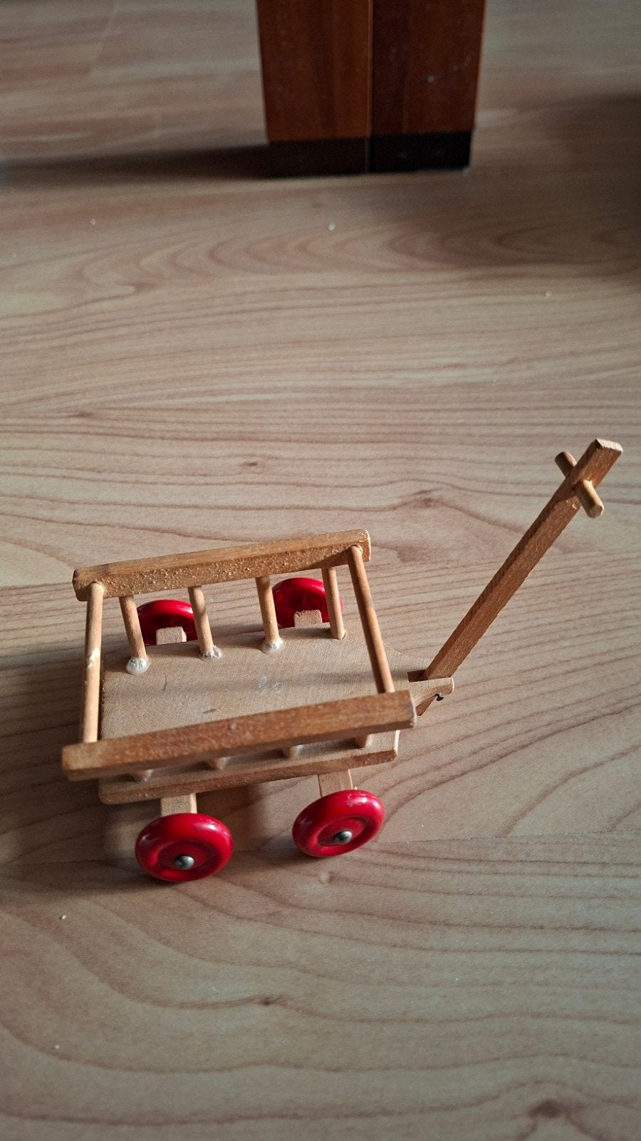 Houten trekkarretje met rode wielen, Ophalen of Verzenden, Gebruikt, Duw- of Trekspeelgoed