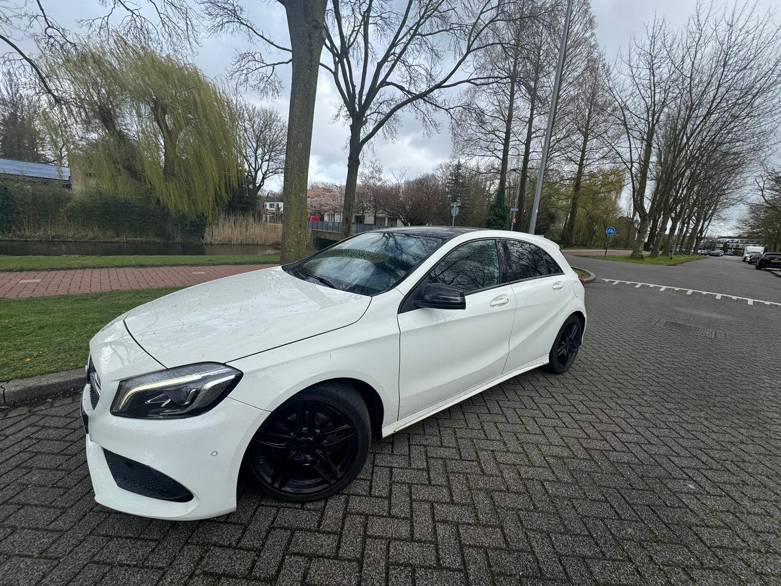 MERCEDES A180 AUTOMAAT + PANORAMA + AMG PAKKET, Auto's, 4 cilinders, Leder en Stof, 950 kg, 19 km/l