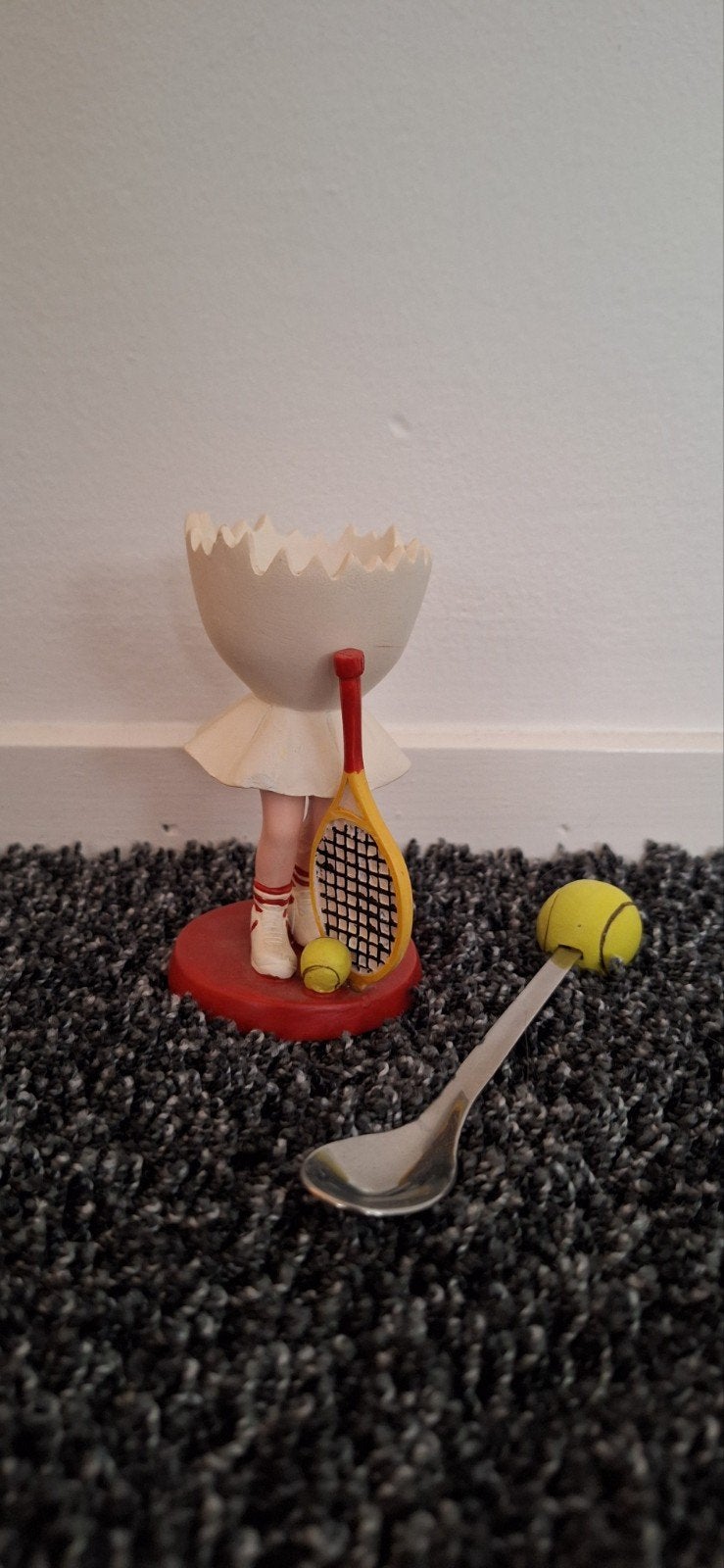 Eierdopje voor tennissers met lepel, Ophalen of Verzenden, Gebruikt, Keramiek, Overige typen