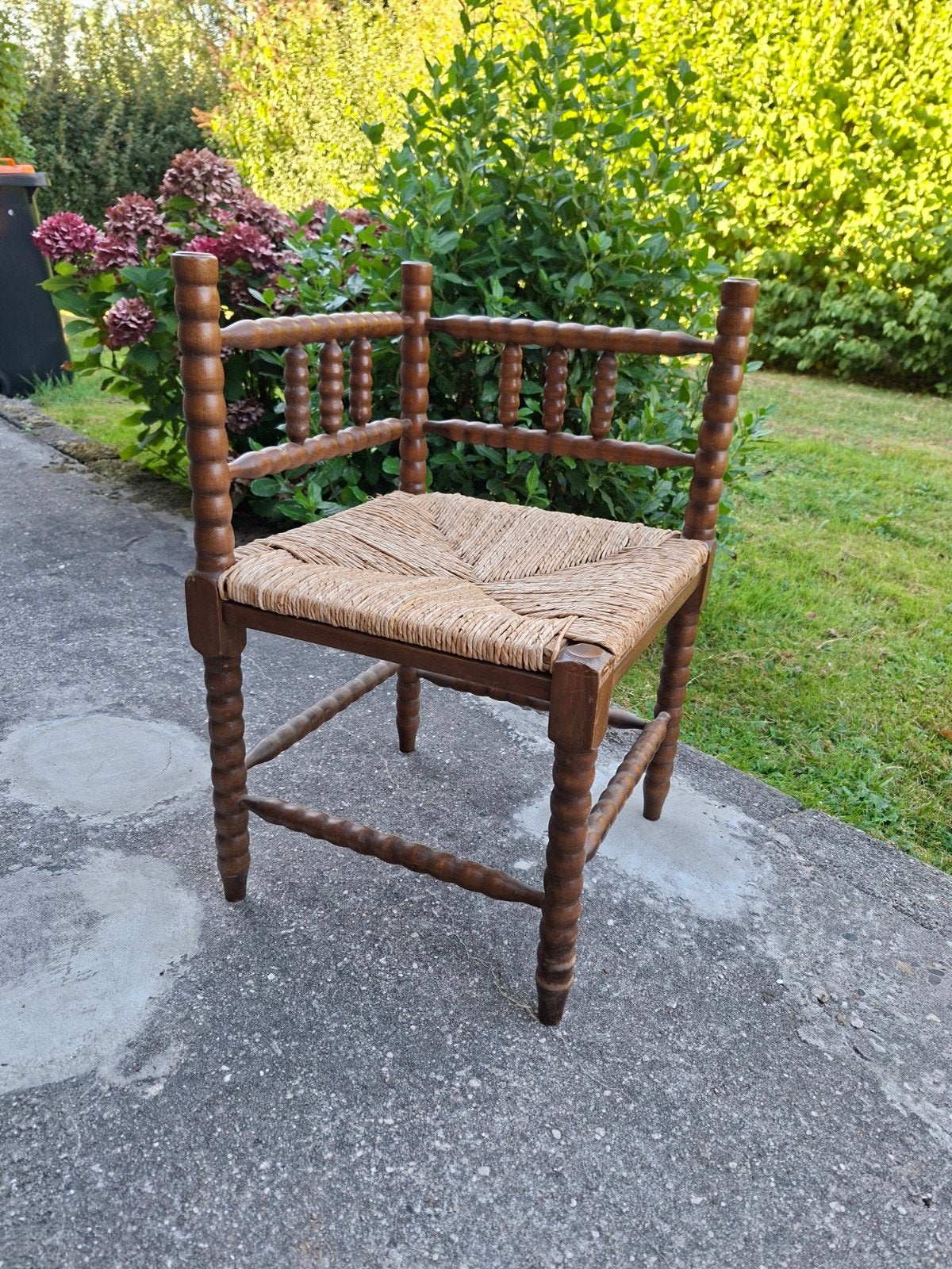 nu €20 Mooie brocante hoekstoel met een biezen zitting, Ophalen