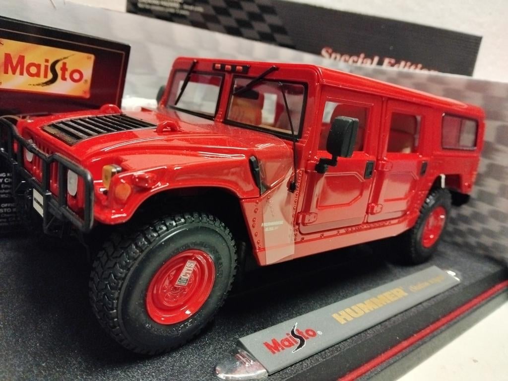 Hummer H1 Station Wagon red Maisto 1:18 KRD, Hobby en Vrije tijd, Modelauto's | 1:18, Ophalen of Verzenden, Zo goed als nieuw
