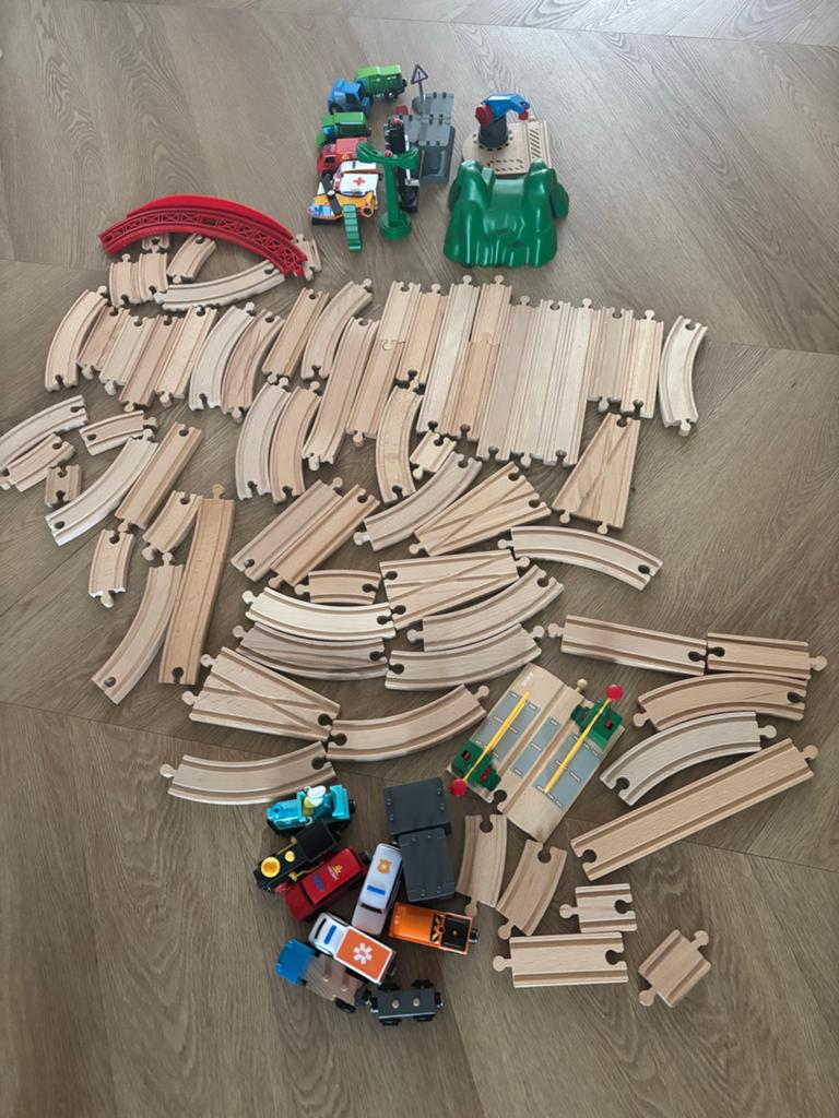 Grote set houten treinbaan met treinen en accessoires, Ophalen, Zo goed als nieuw