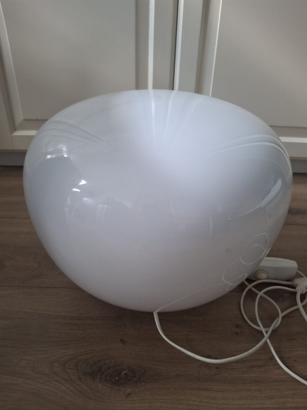 Witte ikea design bolvormige lamp met dimmer, Huis en Inrichting, Lampen | Vloerlampen, Kunststof, Gebruikt, Minder dan 100 cm