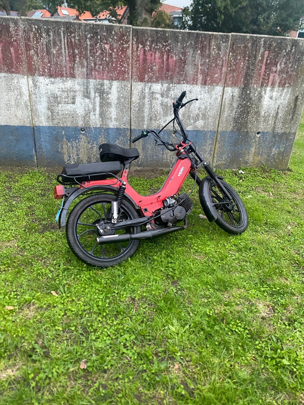 Tomos bromfiets - Rood, in goede staat, Fietsen en Brommers, Ophalen of Verzenden, Gebruikt, Maximaal 45 km/u, Overige modellen
