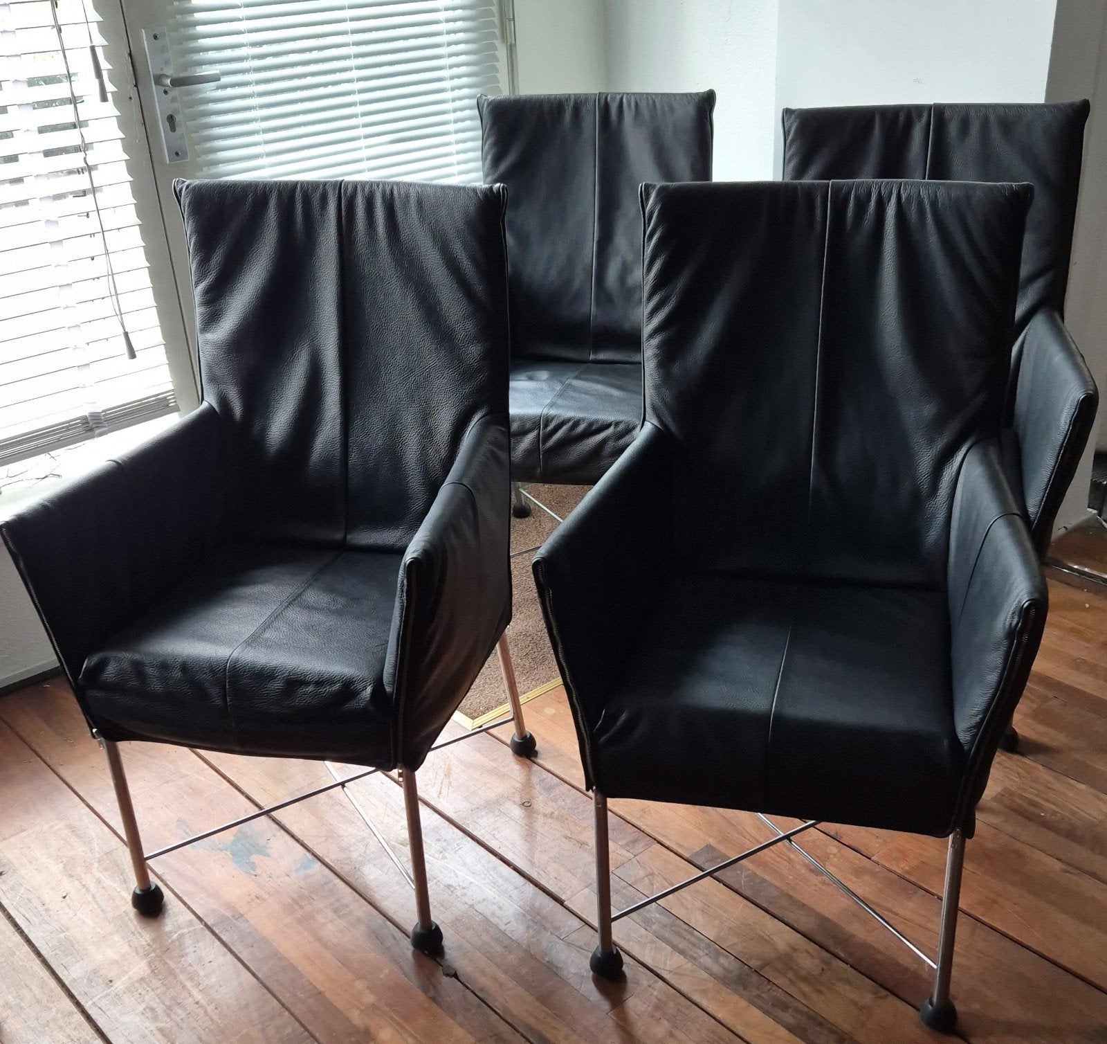 Montis design chaplin eetkamerstoelen zwart leer
izgst voor, Huis en Inrichting, Stoelen, Ophalen, Bert plantagie leolux montel