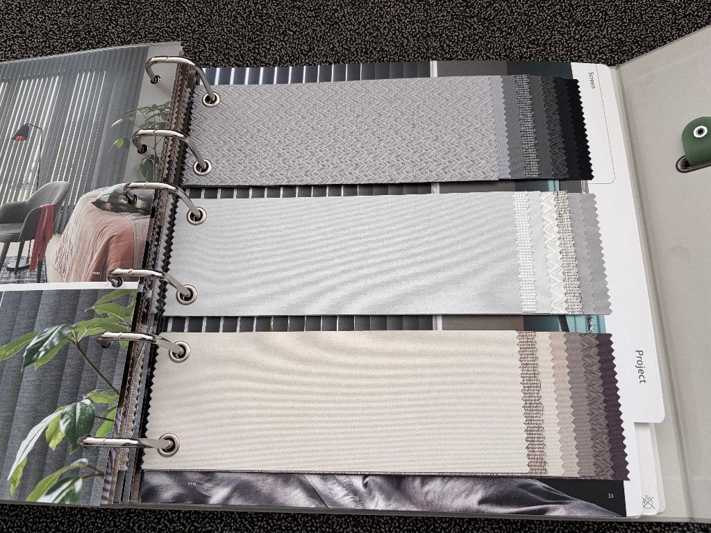 Collectieboek Luxaflex met verticale jaloezieën stofstalen, Ophalen of Verzenden, Zo goed als nieuw