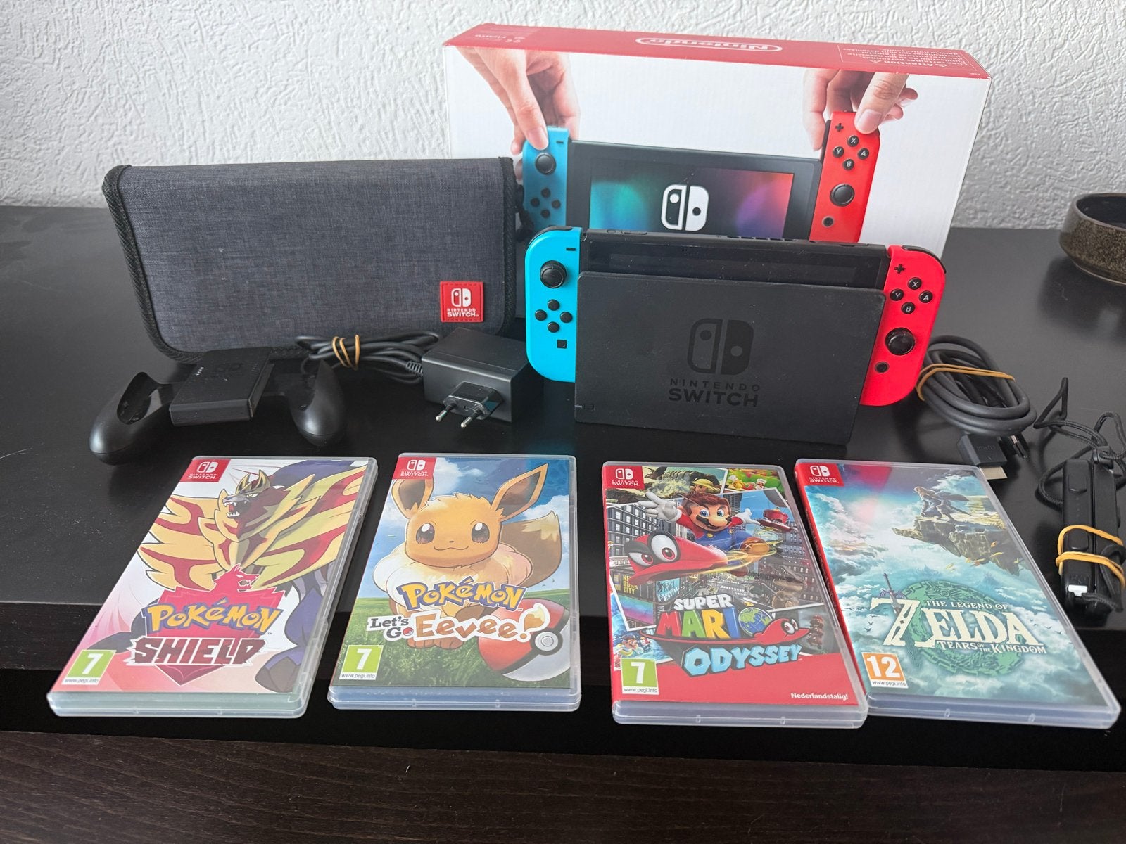 Nintendo Switch V1 set + 4 games + hoes - Zeer goede staat, Spelcomputers en Games, Met games, Met 2 controllers, Ophalen of Verzenden