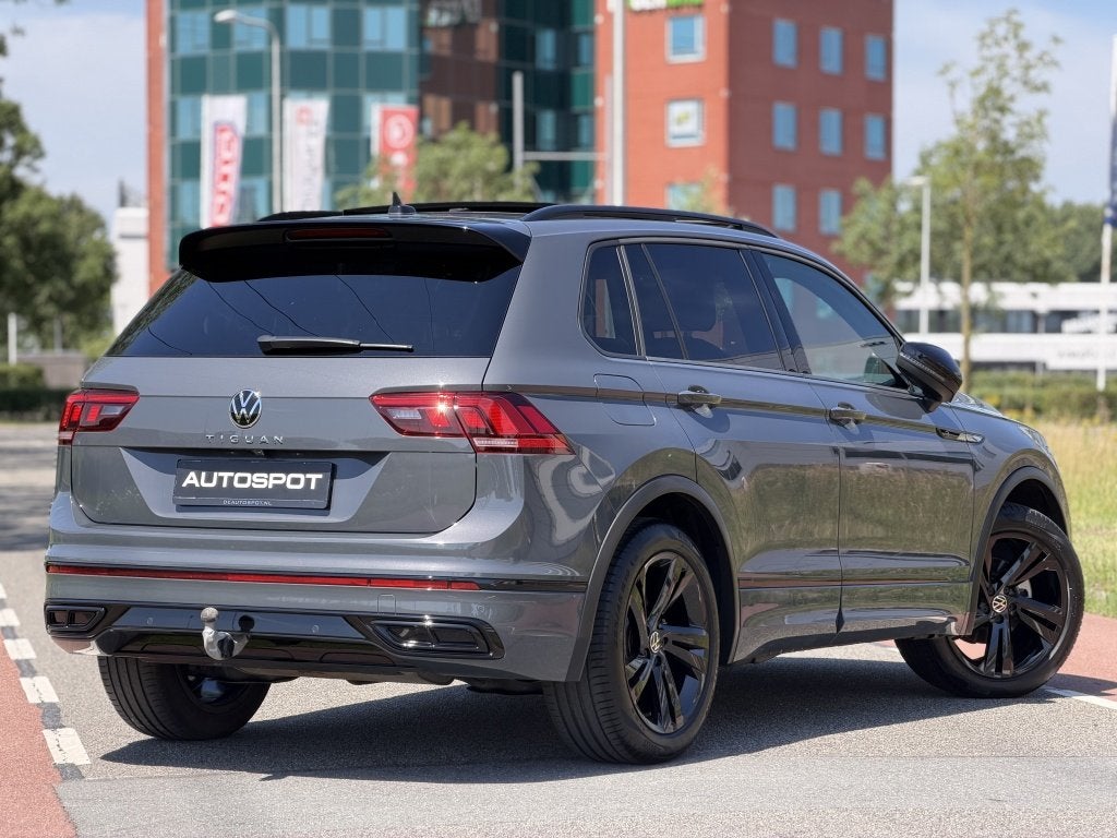 Volkswagen Tiguan R-Line 1.5 TSI Pano IQ Light ACC Trekhaak, Automaat, 4 cilinders, LED verlichting, Leder en Stof