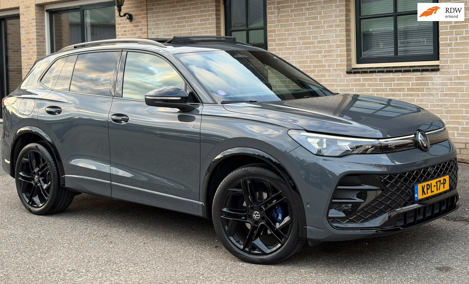Volkswagen TIGUAN 1.5 eTSI R-Line|PANO|360|TREKHAAK|HUD|H/K, Auto's, Dealer onderhouden, 4 cilinders, 150 pk, Leder