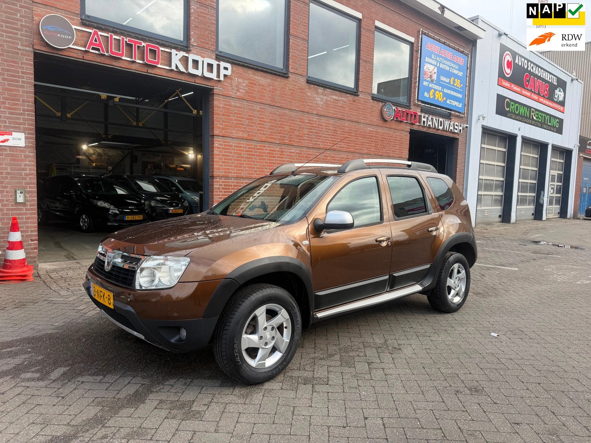 Dacia Duster 1.6 Lauréate 2wd Airco Leder Trekhaak Lage KM, Gebruikt, 4 cilinders, 49 €/maand, Handgeschakeld