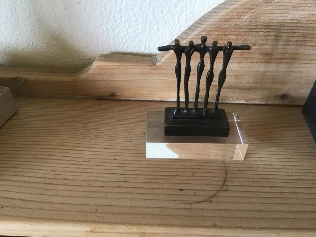 Bronzen beeldje 'De Vijf Vrienden' op sokkel, Groep mensen, Minder dan 20 cm, Ophalen of Verzenden, Zwart