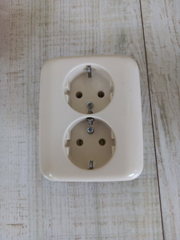 Praktisch dubbel opbouw stopcontact met randaarde-creme, Ophalen of Verzenden, Gebruikt, Stopcontact