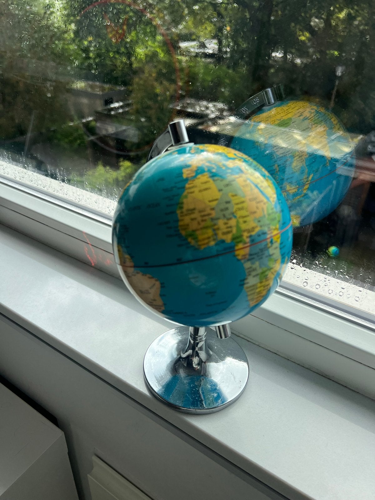 Kleine wereldbol met politieke kaart, Draaibaar, Ophalen of Verzenden, Zo goed als nieuw, Metaal