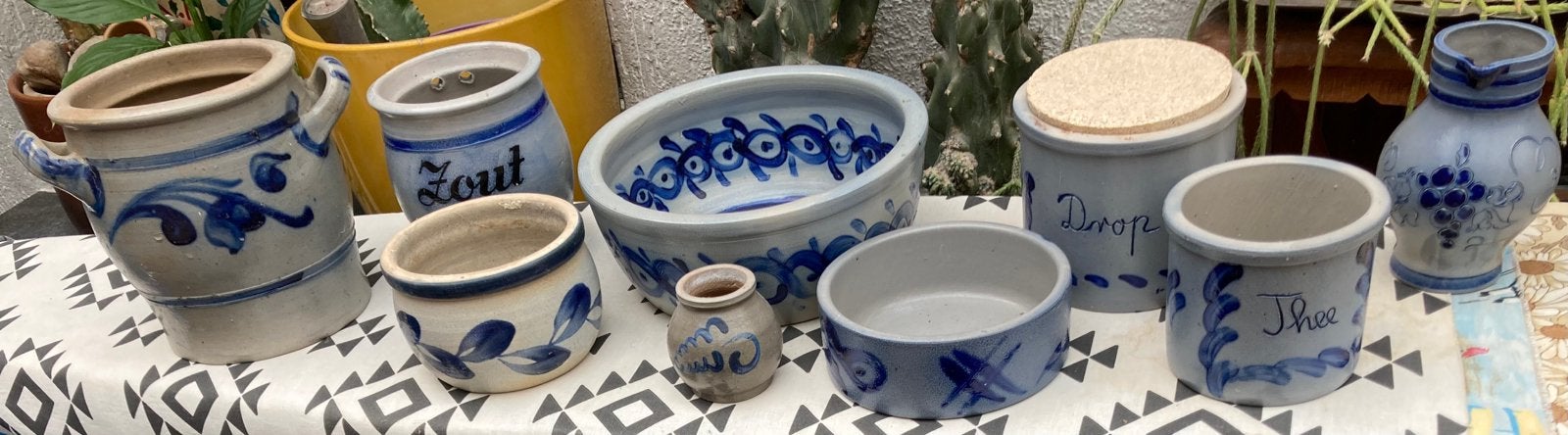 Antieke zoutglazuur potten met blauwe decoratie, Ophalen of Verzenden