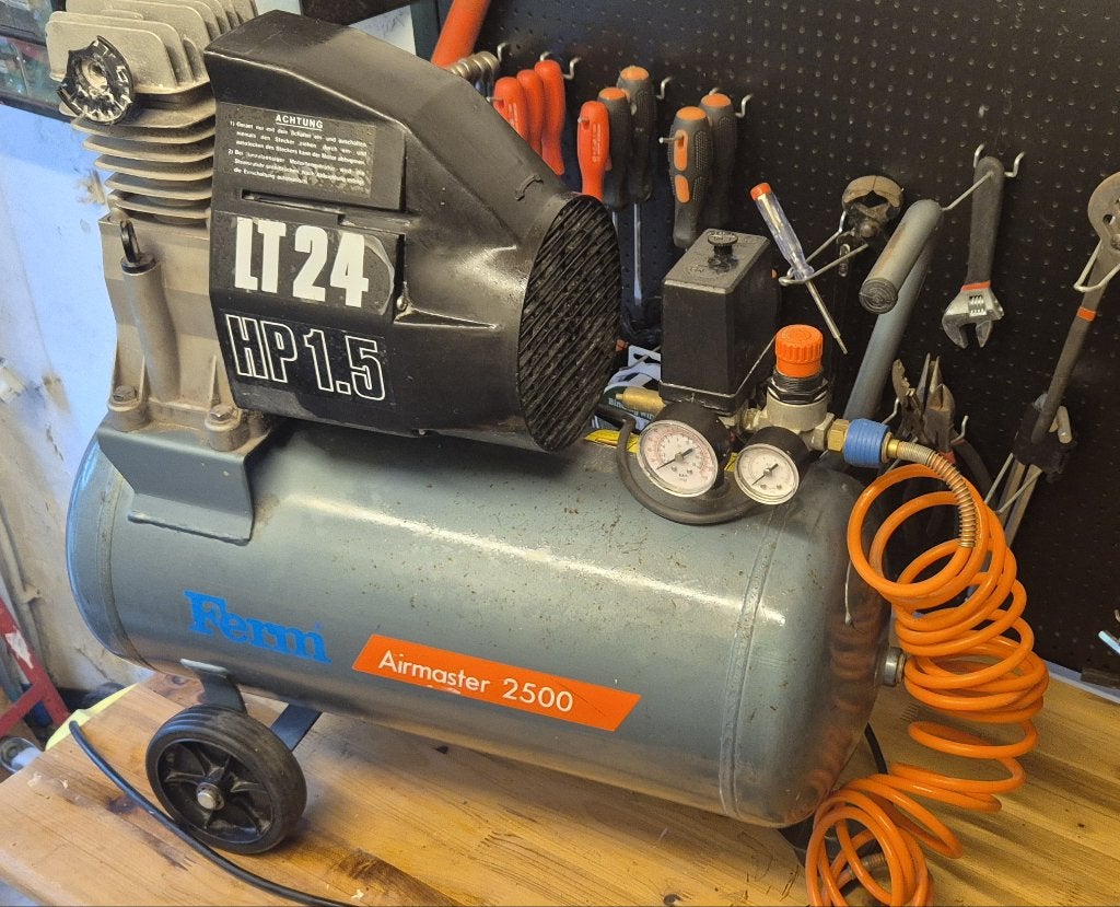 Ferm Airmaster 2500 LT24 compressor 1.5 HP extra accessoires, Ophalen, Gebruikt, 6 tot 10 bar, 200 tot 400 liter/min