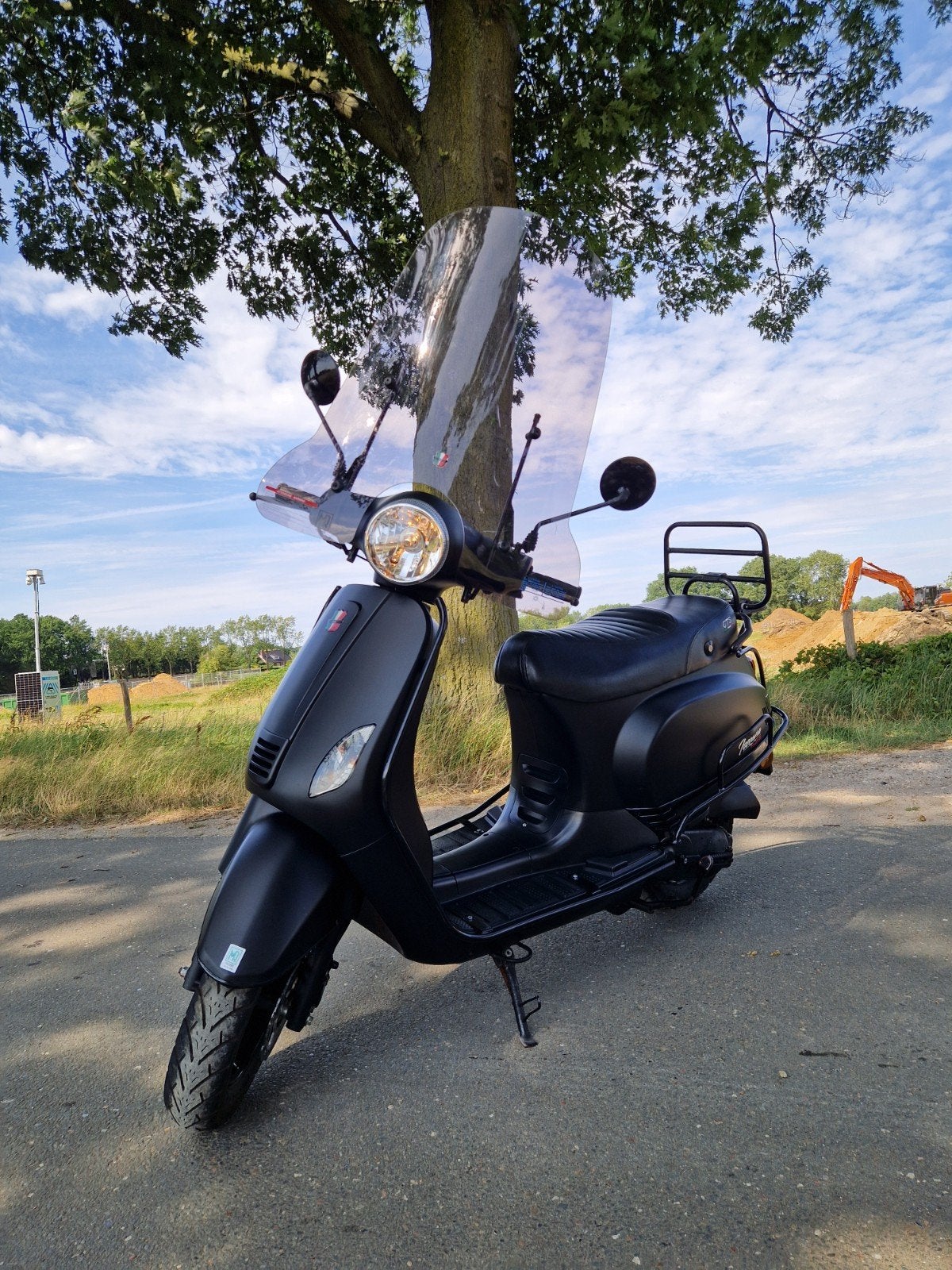 Mat zwarte GTS Toscana Pure (Incl. 2 helmen en beugelslot), Zo goed als nieuw, Benzine, Ophalen, Overige merken