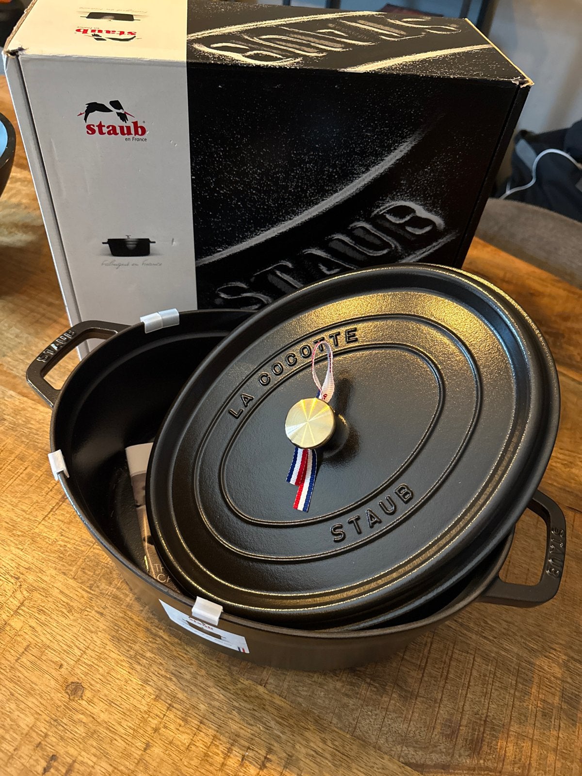 Staub Cocotte Ovale 33cm - 6.7L Zwart, Ophalen, Met deksel, Nieuw, Braadpan
