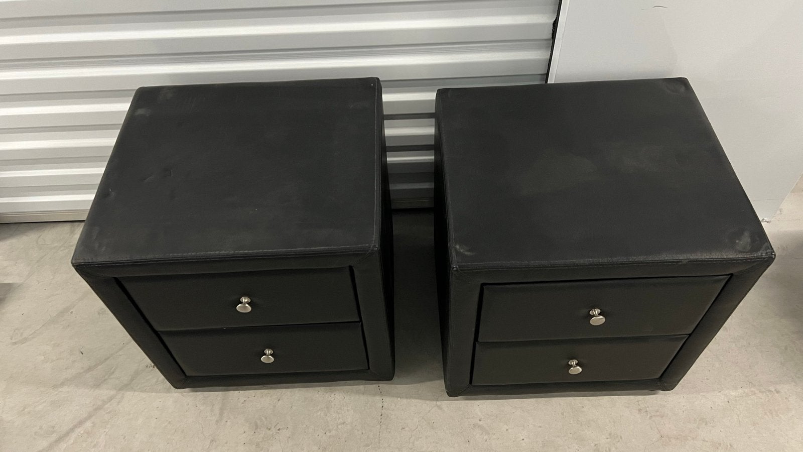 2x Nachtkastjes van leer of kunstleer, Ophalen, Overige materialen, Gebruikt, Minder dan 45 cm