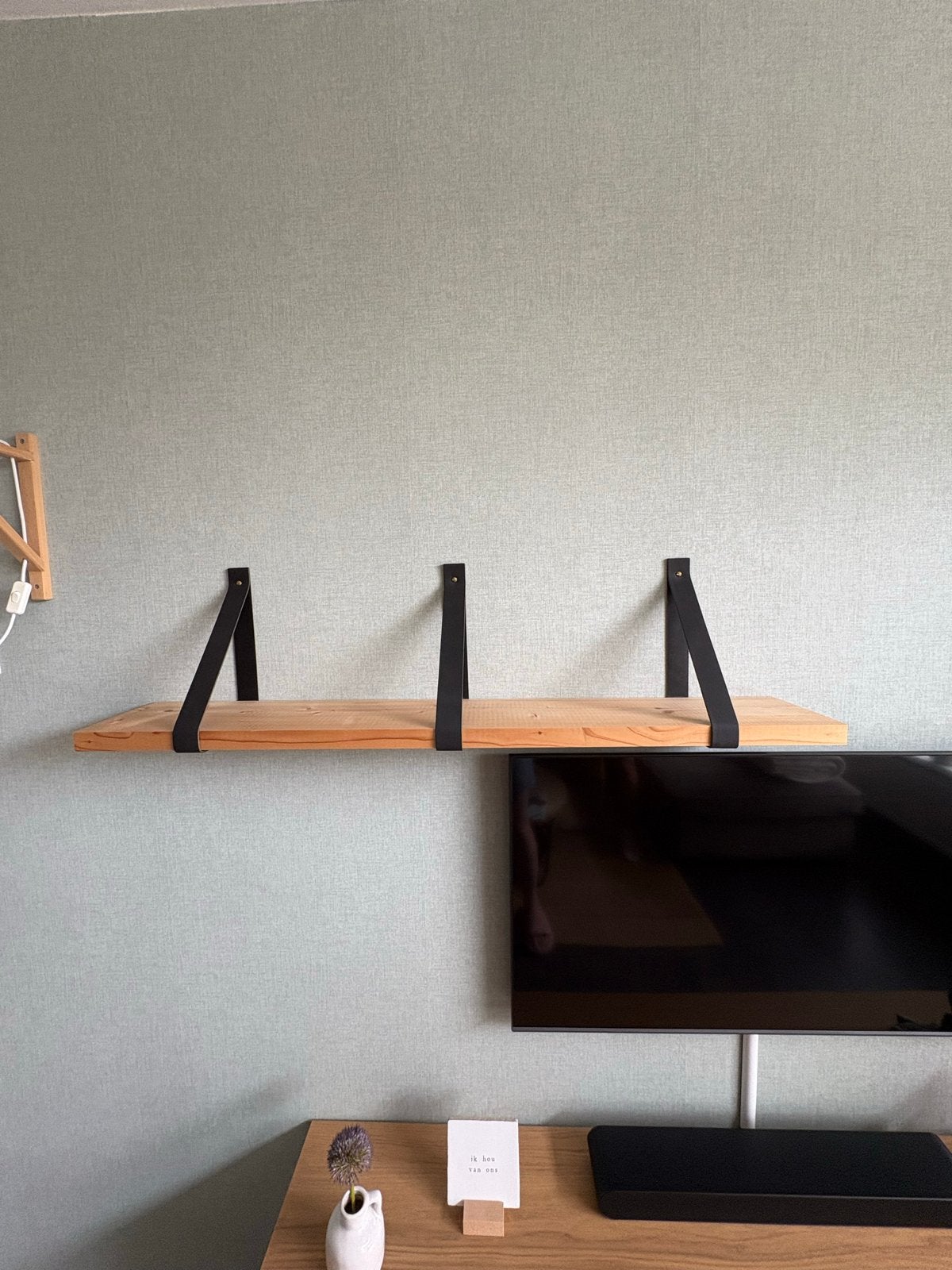 Houten wandplank met leren banden, Ophalen, Zo goed als nieuw