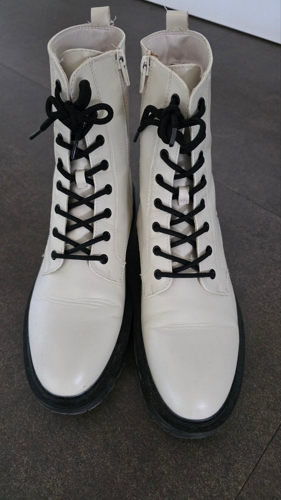 Witte veterlaarzen met rits en zwarte zool, Kleding | Dames, Wit, Lage of Enkellaarzen, Ophalen of Verzenden, Onbekend
