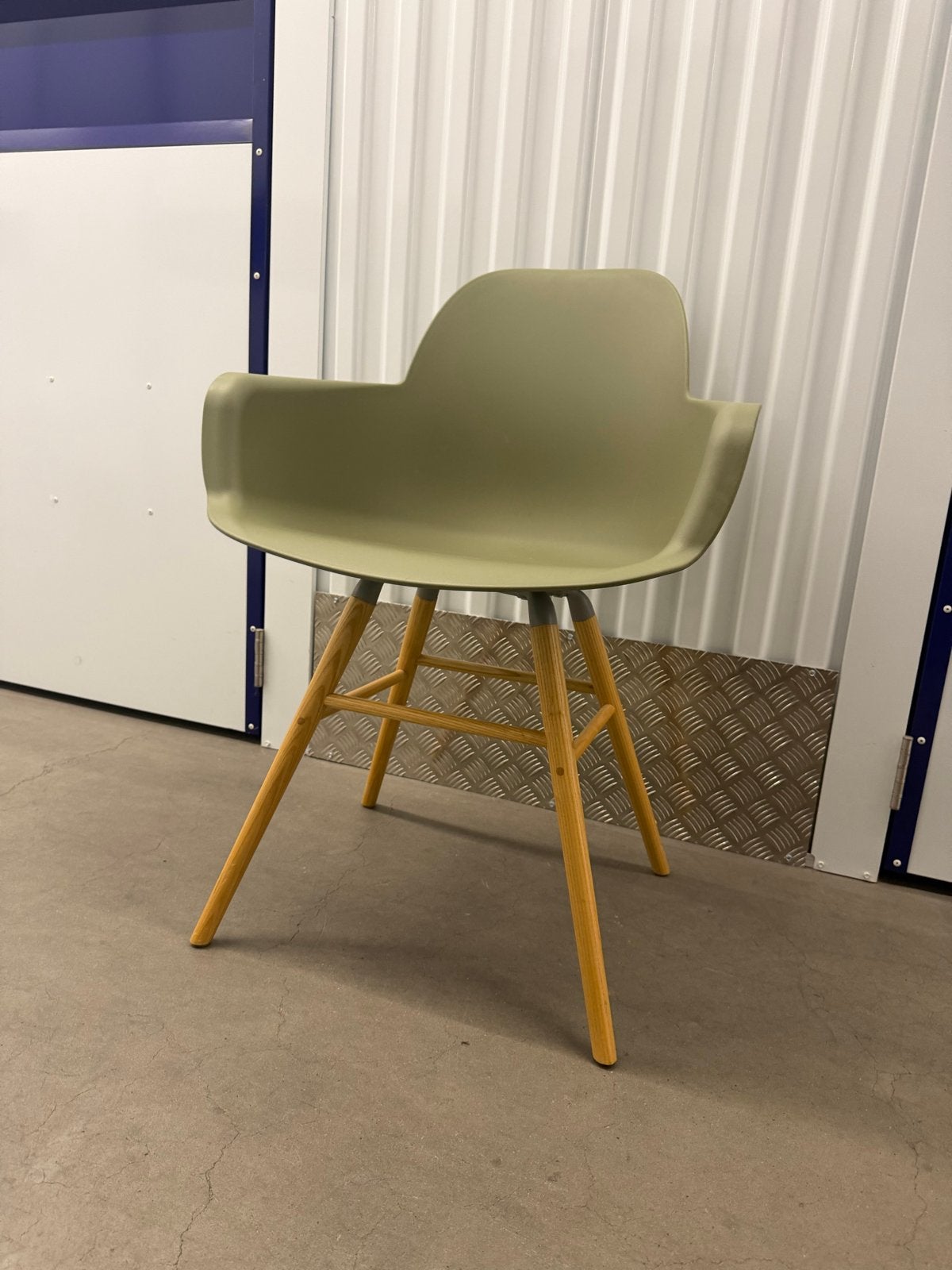 2 Replica Stoelen eames - Groen met Houten Poten, Huis en Inrichting, Twee, Overige kleuren, Ophalen of Verzenden, Zo goed als nieuw