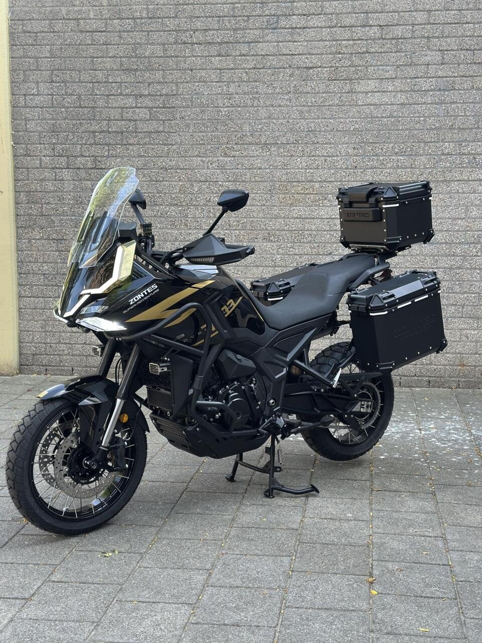 Zontes 703F 2026 ACTIE Gratis 3-Delig Kofferset Black/Gold