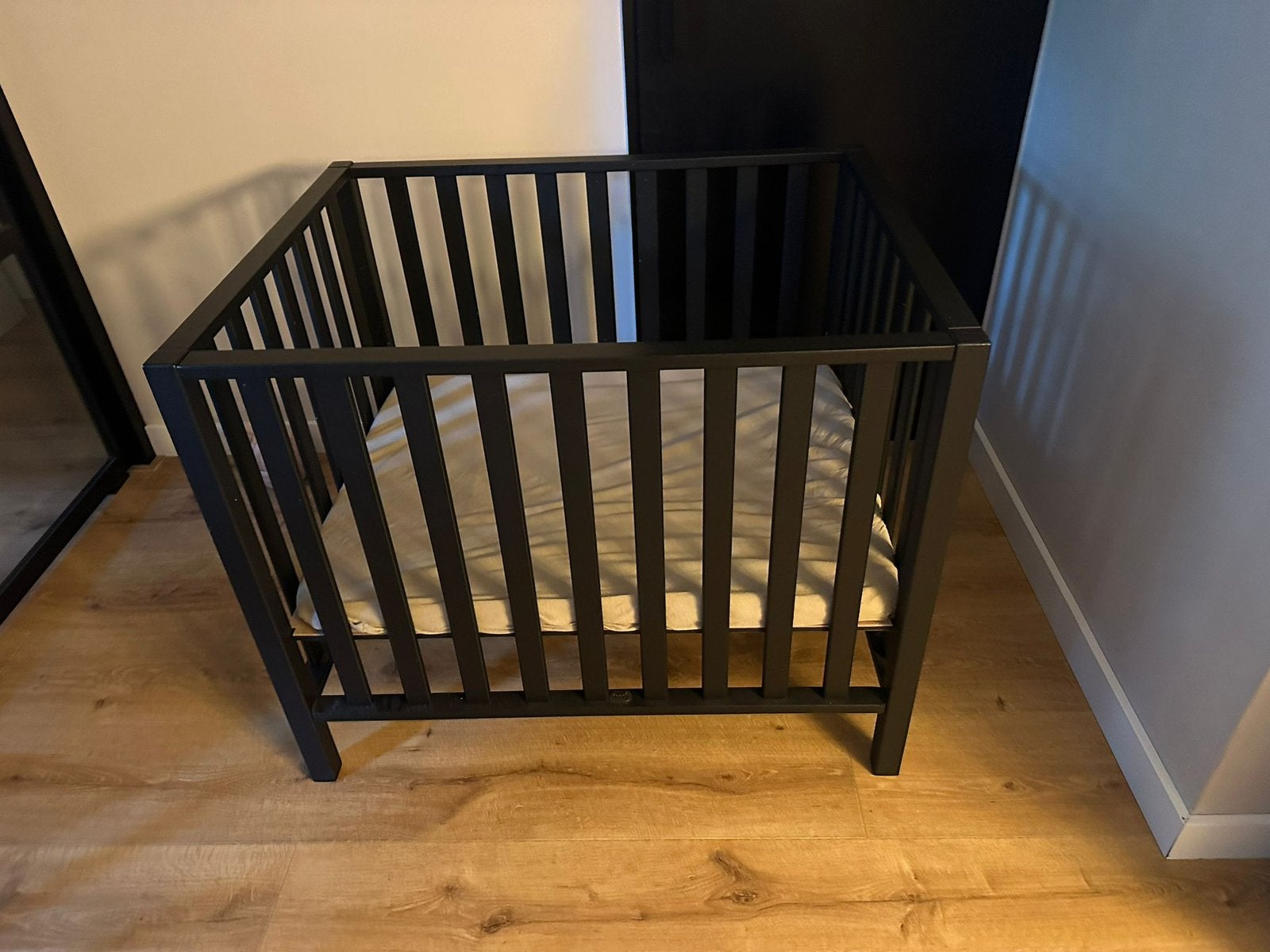 Zwarte box van het merk twf, Kinderen en Baby's, Boxen, Ophalen, Zo goed als nieuw, Boxkleed