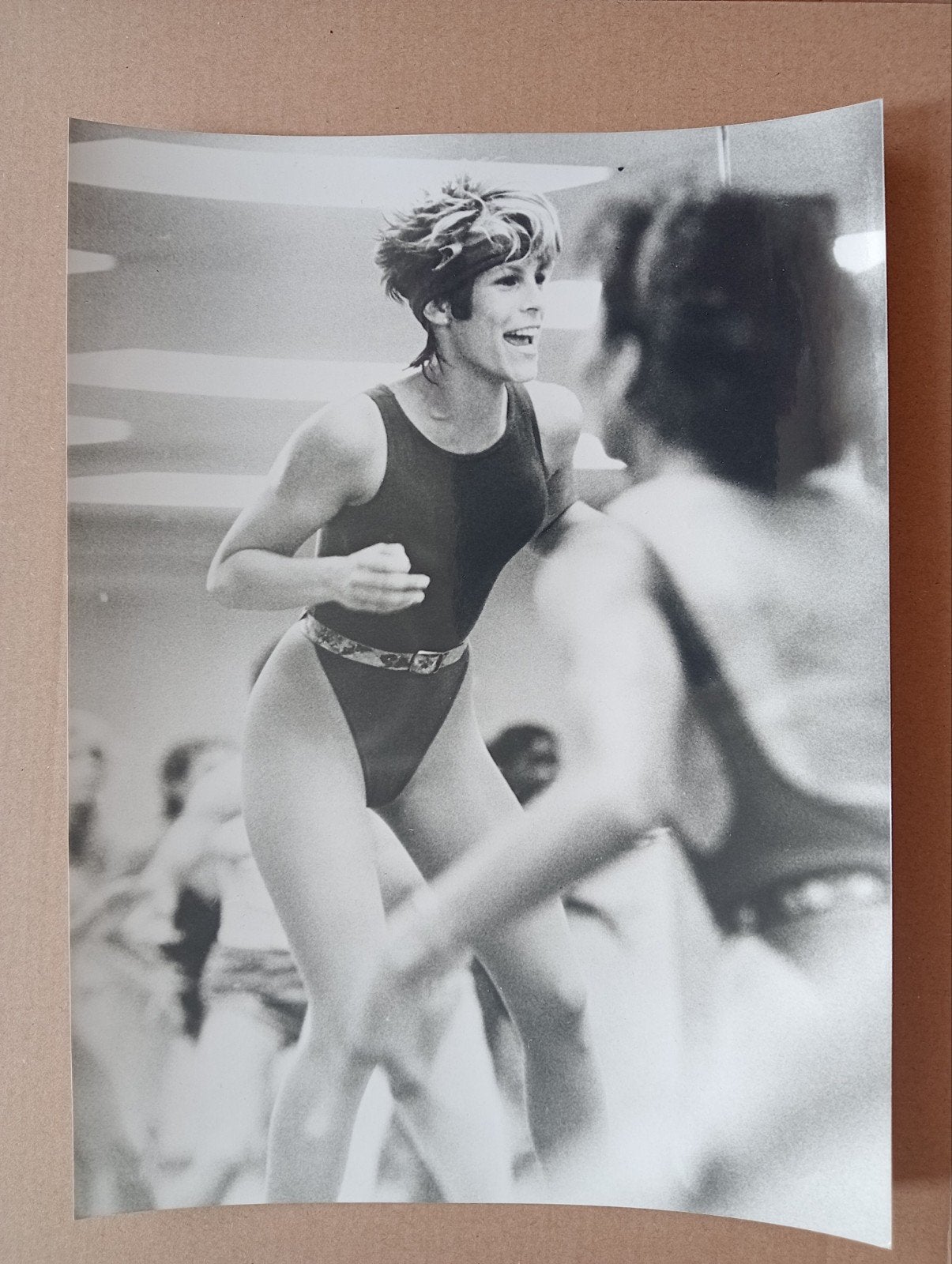Jamie Lee Curtis in Perfect - Zwart-wit foto 17x23 cm, Antiek en Kunst, Ophalen of Verzenden, Foto, Fotografie