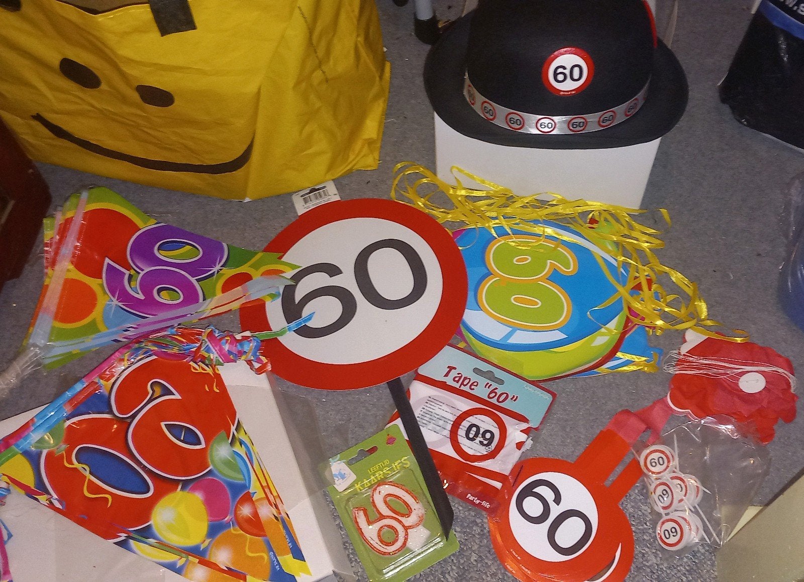 versiering 60 jarige verjaardag / feest slingers & decoratie, Hobby en Vrije tijd, Feestartikelen, Ophalen of Verzenden