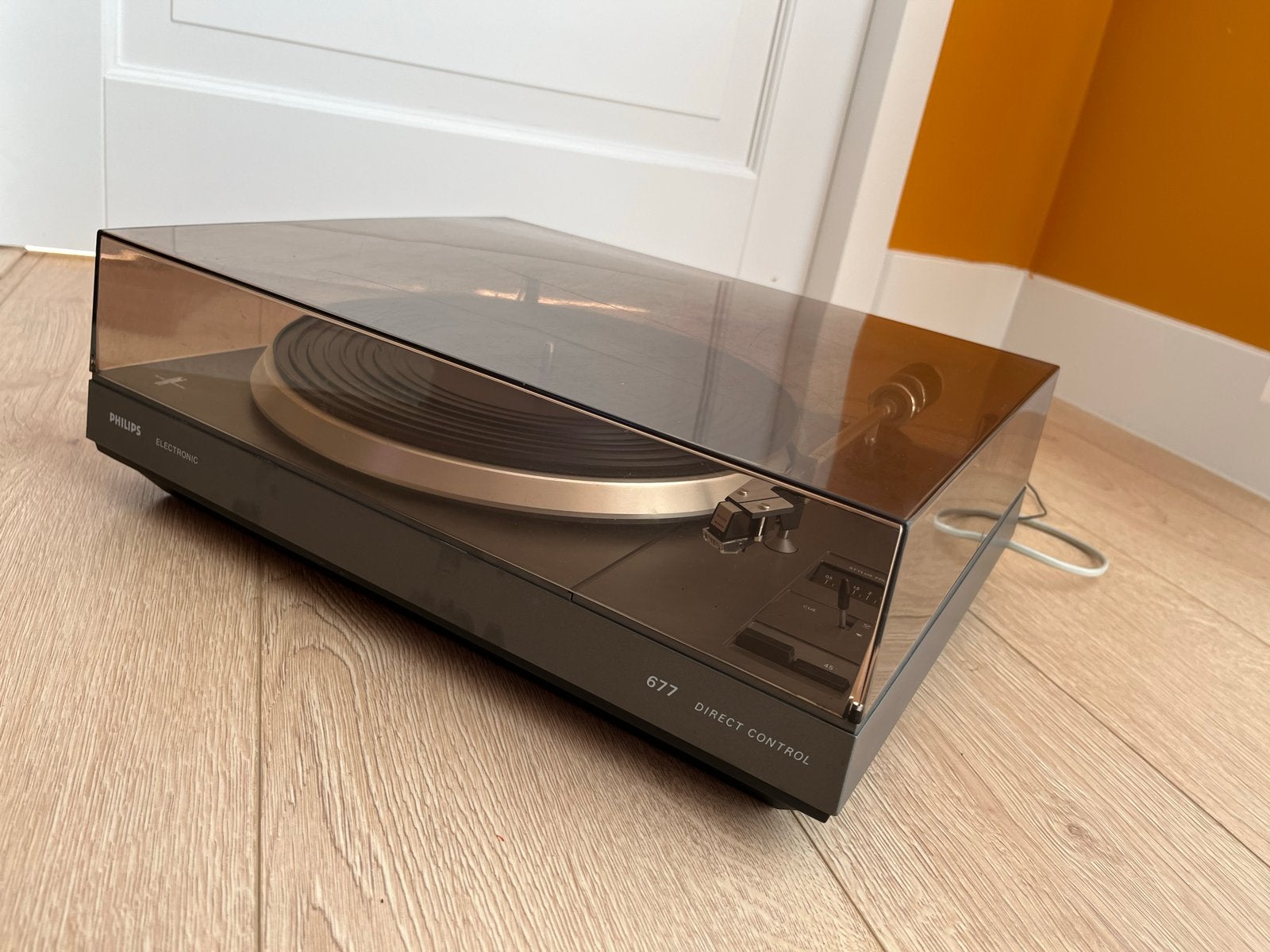Philips 677 Platenspeler - Werkend en speelt goed af, Ophalen, Gebruikt, Platenspeler, Philips