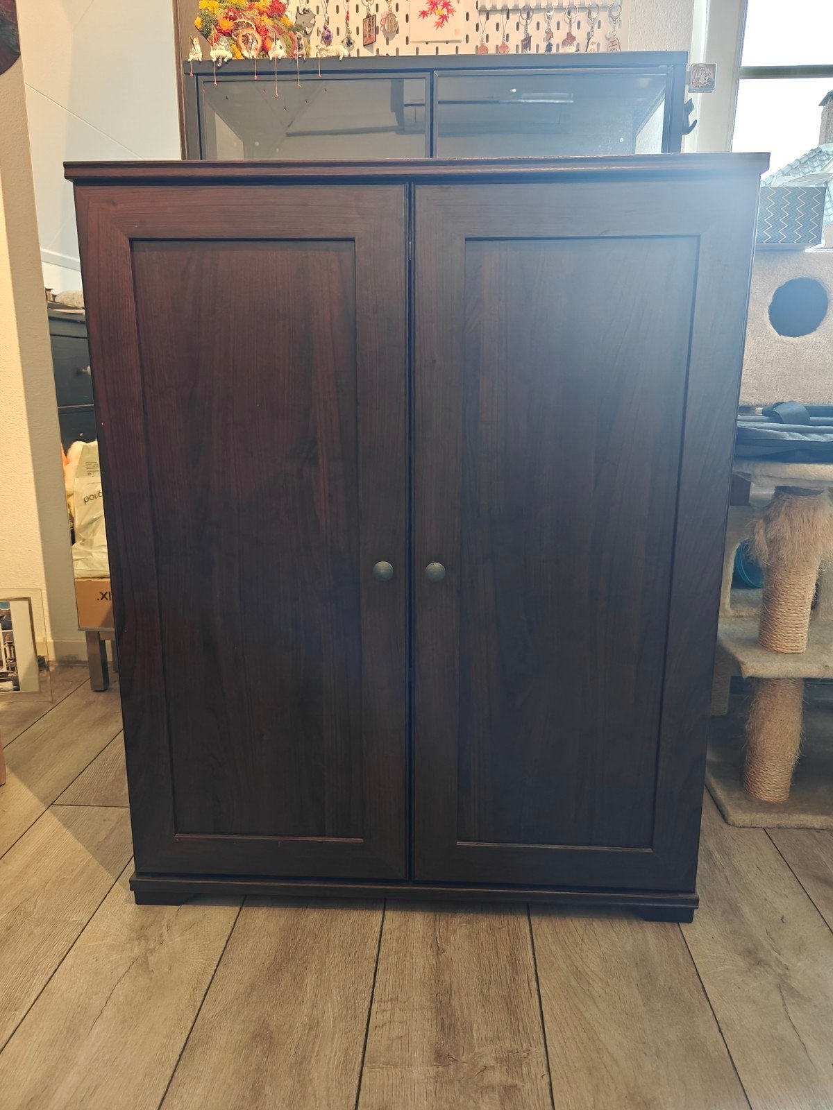 Bruine Ikea kast met deurtjes en 2 schappen, Huis en Inrichting, Kasten | Overige, Gebruikt, Ophalen