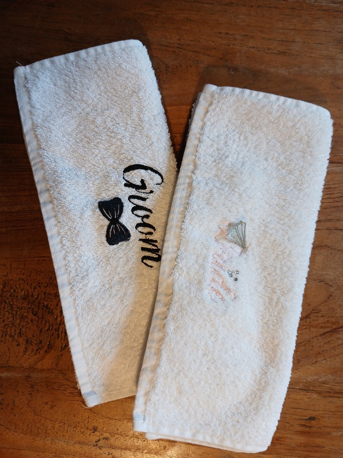 Bruid en bruidegom. Gastendoekje. Wit. Geborduurd., Kinderen en Baby's, Babykleding | Mutsen, Sjaals en Wanten, Ophalen of Verzenden