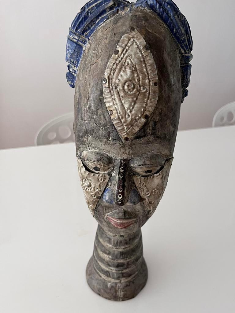 Mooi houten beeld vrouw Afrikaans, gehamerd metalen details!, Ophalen of Verzenden
