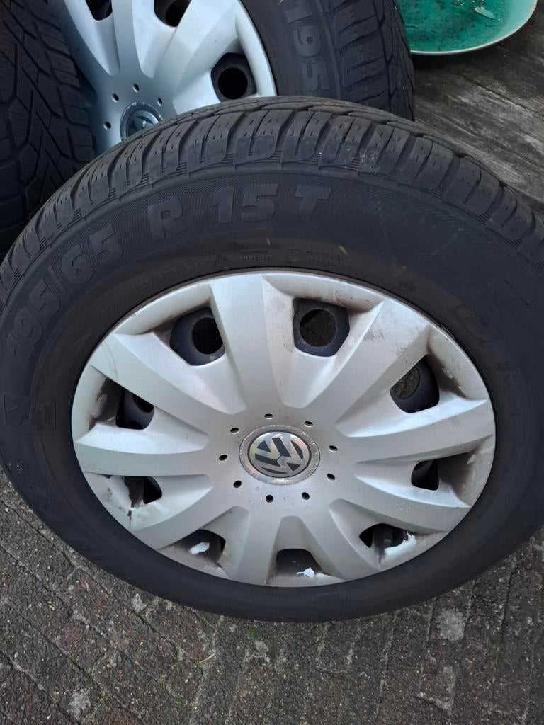 4 stalen velgen met winterbanden en wieldoppen voor o.a. VW, Gebruikt, 15 inch, Banden en Velgen, Personenwagen