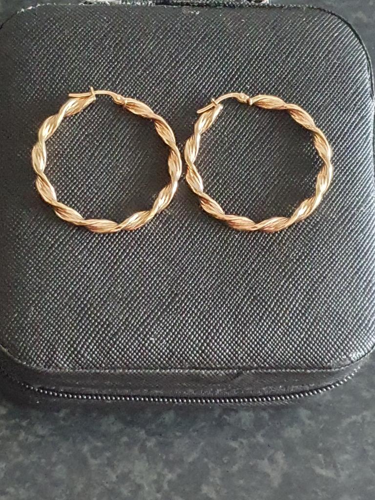 Nieuwe set oorbellen gekeurd nu van 450€ voor 225€, Hangers, Nieuw, Ophalen of Verzenden, Goud