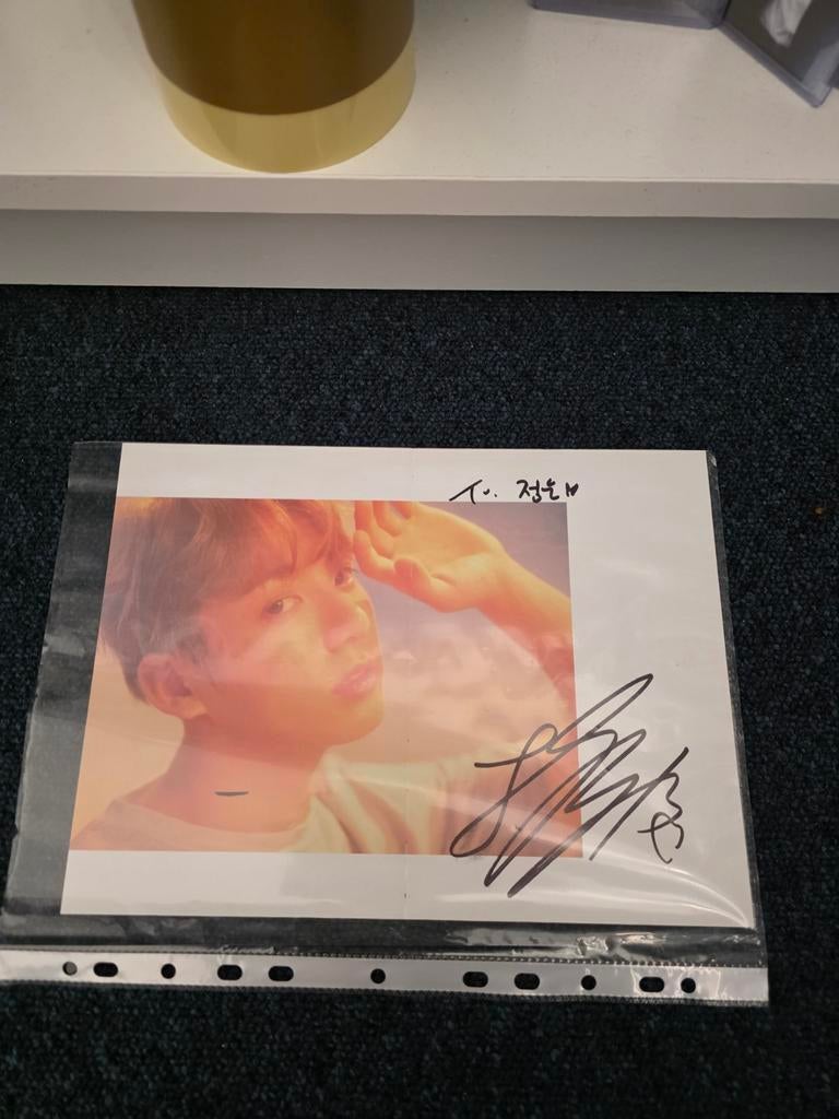 Bts Jungkook signed album page, Ophalen of Verzenden, Zo goed als nieuw, Overige typen, Gesigneerd