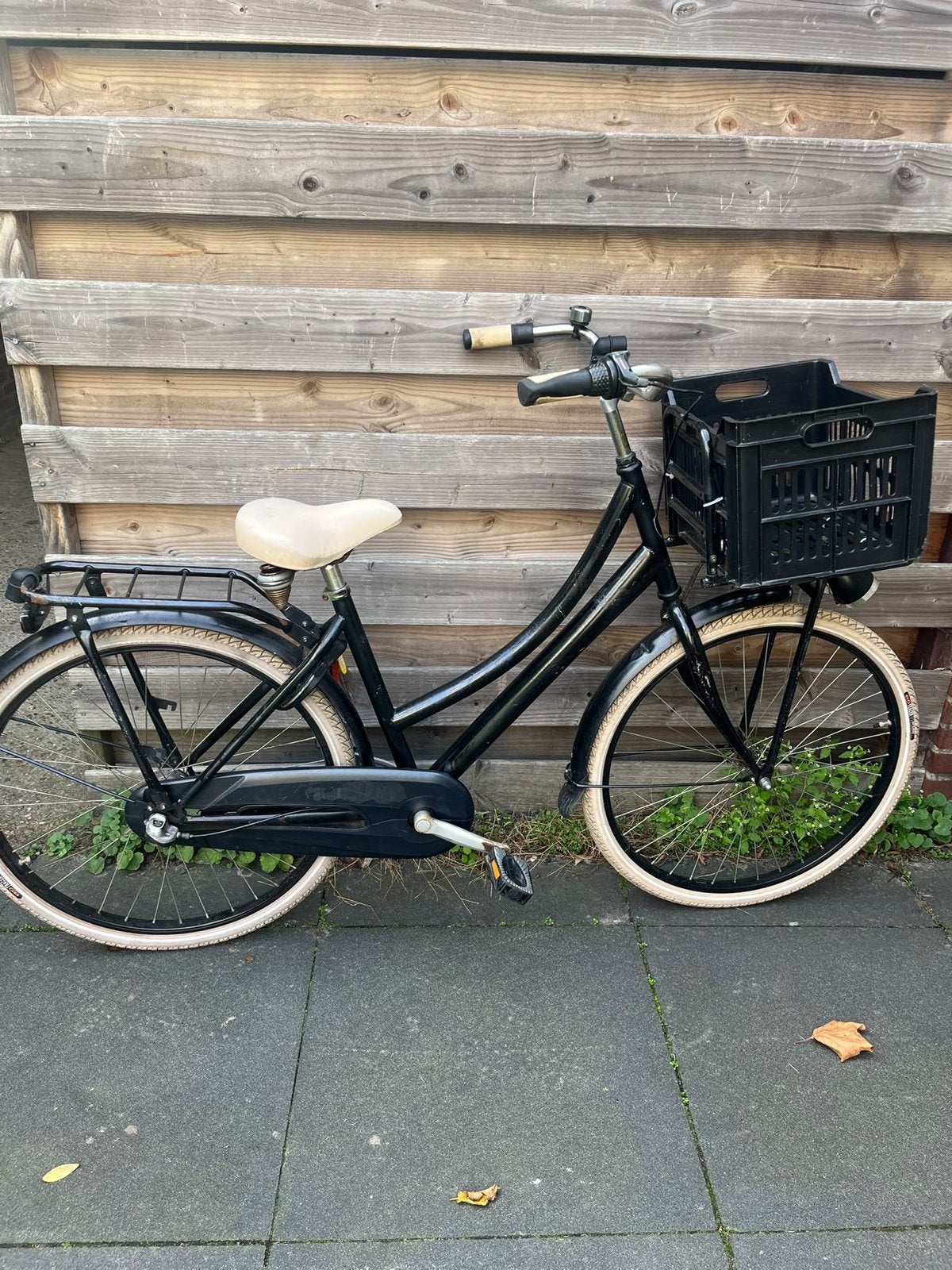Zwarte meiden fiets met voordrager en krat, Fietsen en Brommers, Ophalen, Gebruikt, 26 inch of meer