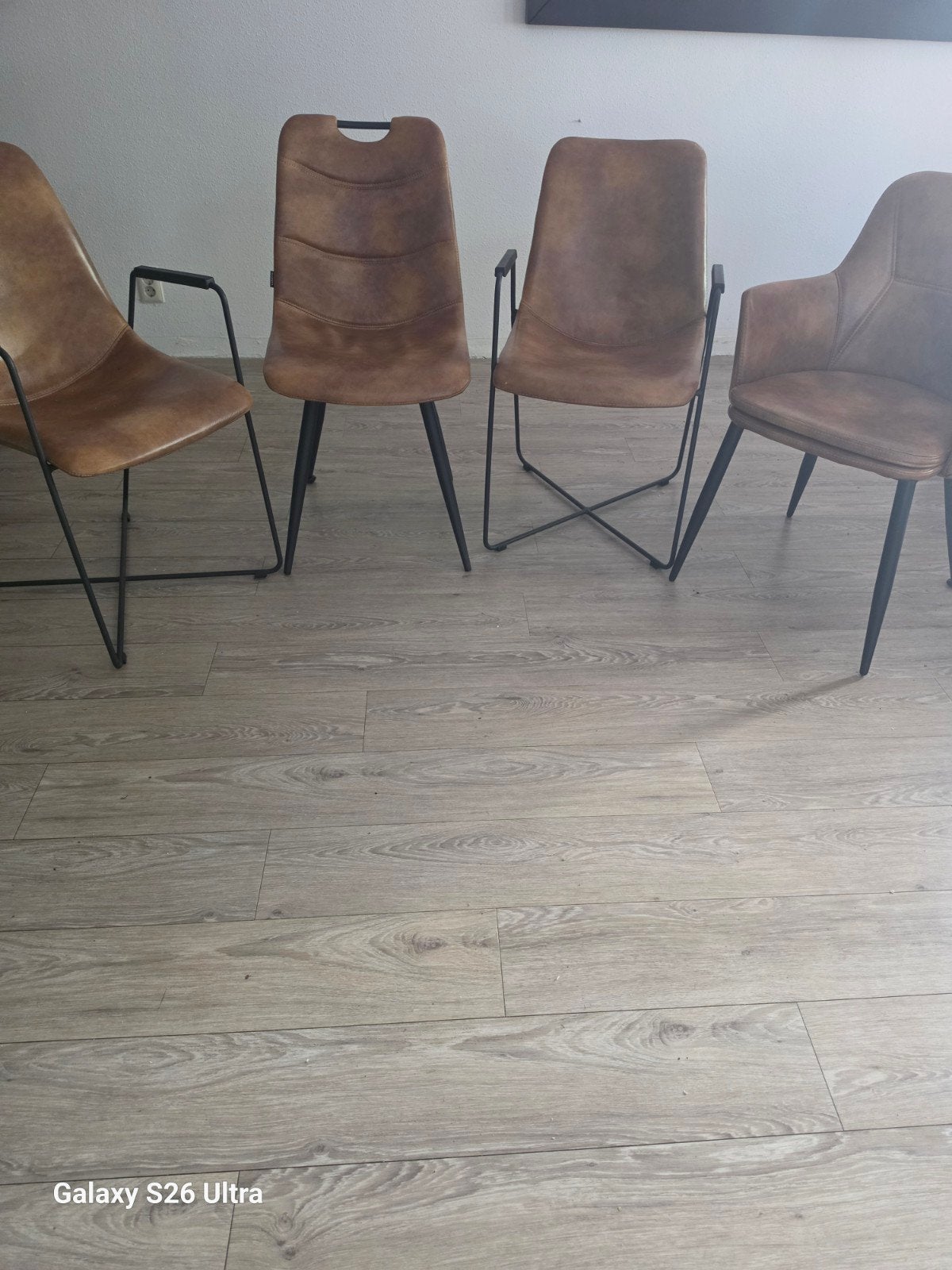 Set van 4 bruine eetkamerstoelen met metalen onderstel, Gebruikt, Ophalen of Verzenden, Modern, Industrieel, Bruin